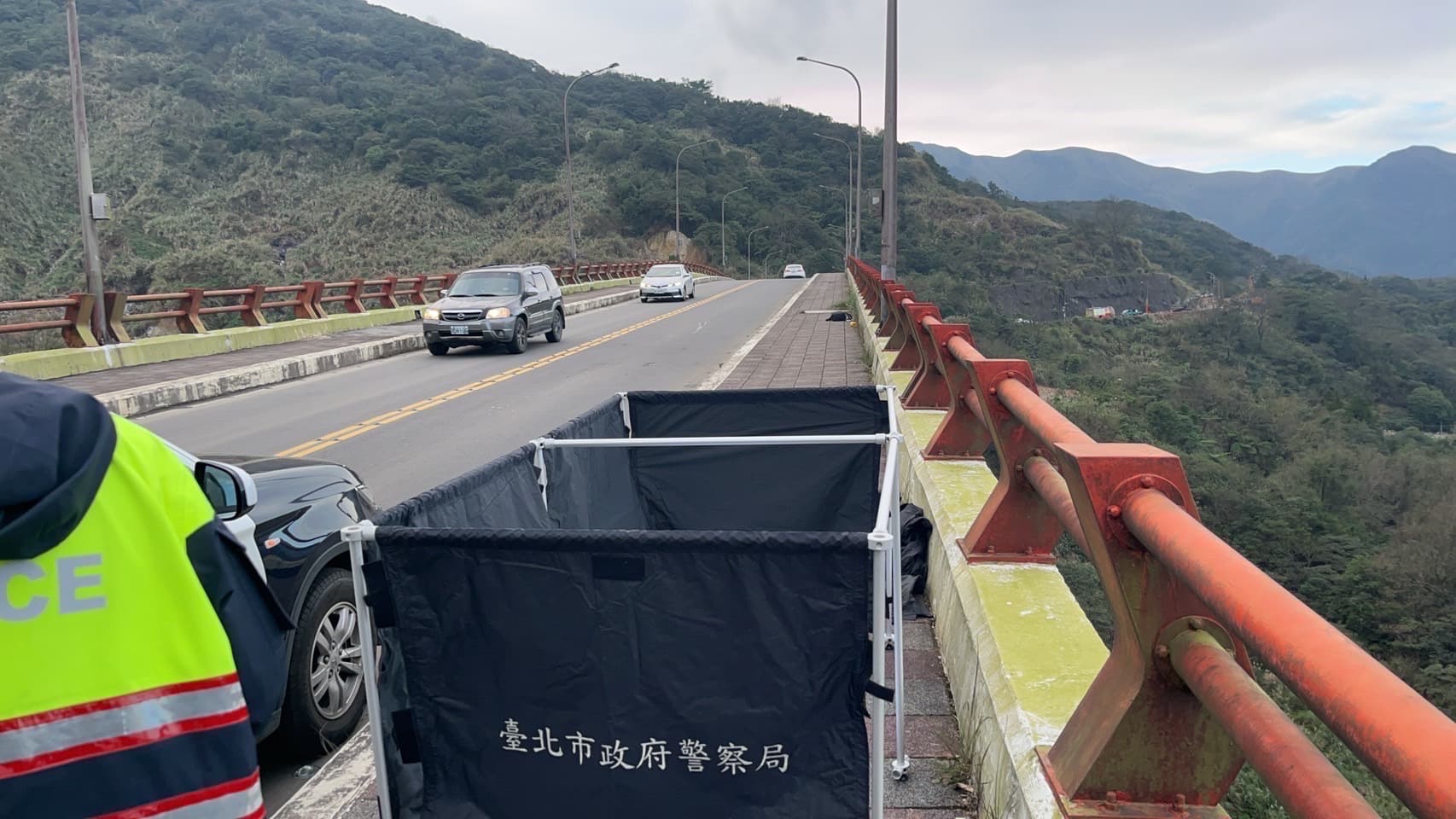 馬槽橋面與河谷高度差超過10公尺，警消利用吊掛系統將女子遺體吊起。（翻攝畫面）