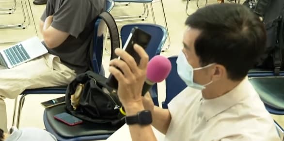 會計男亂入記者會。（鏡新聞提供）