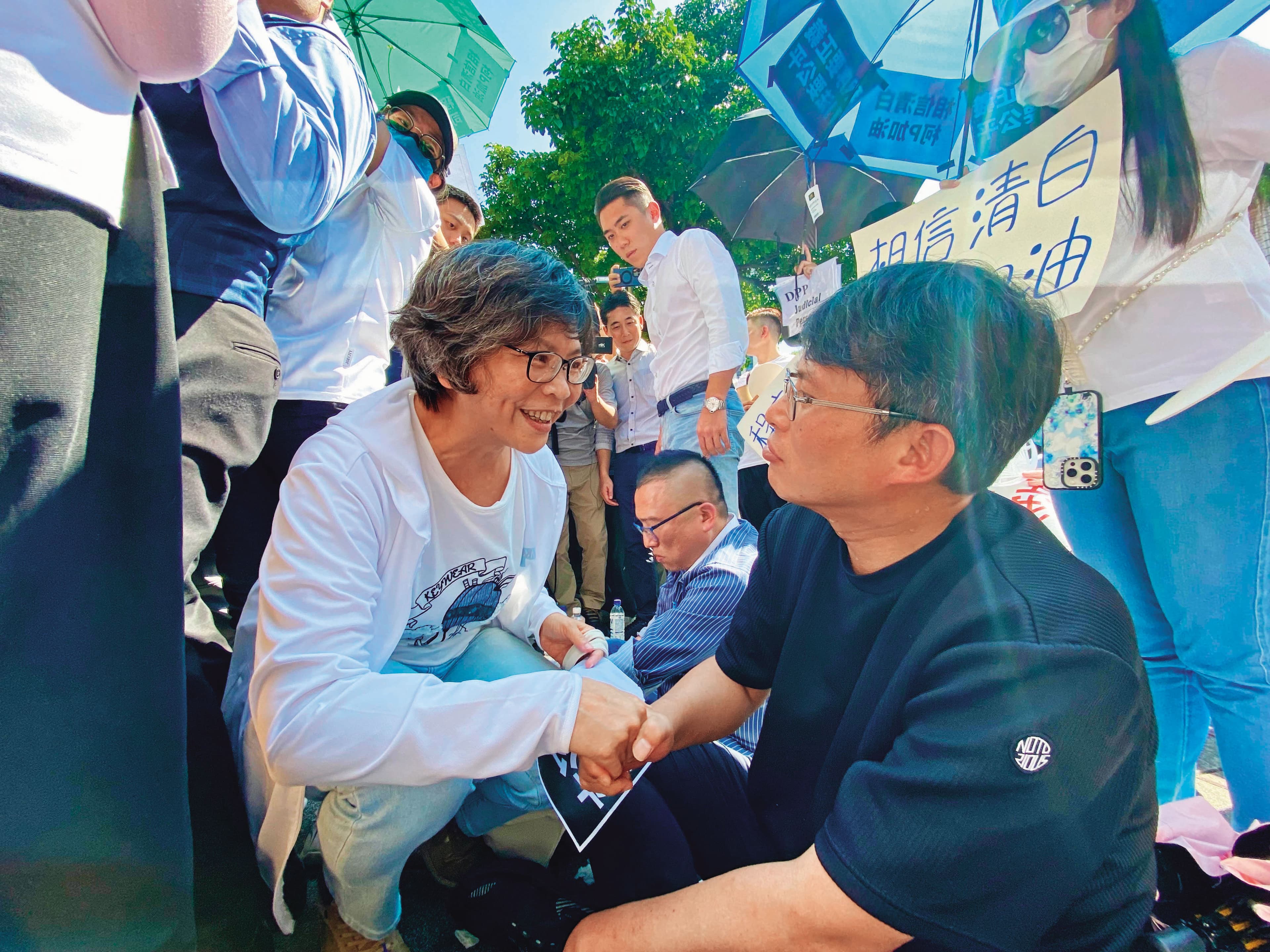 蔡壁如（左）有望當選中央委員重返白營核心，與柯指定接班的黃國昌（右）如何互動受關注。