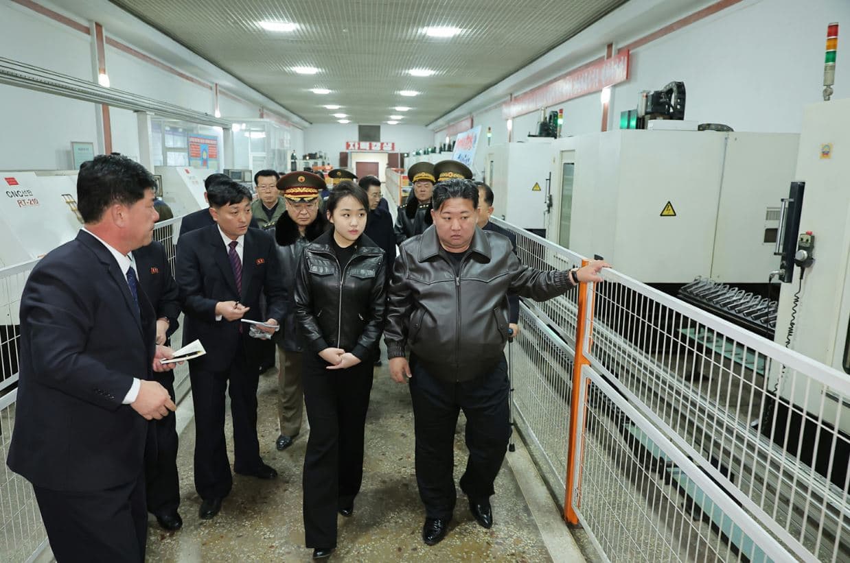金主愛跟爸爸金正恩一起視察軍工廠。（翻攝《朝中社》）