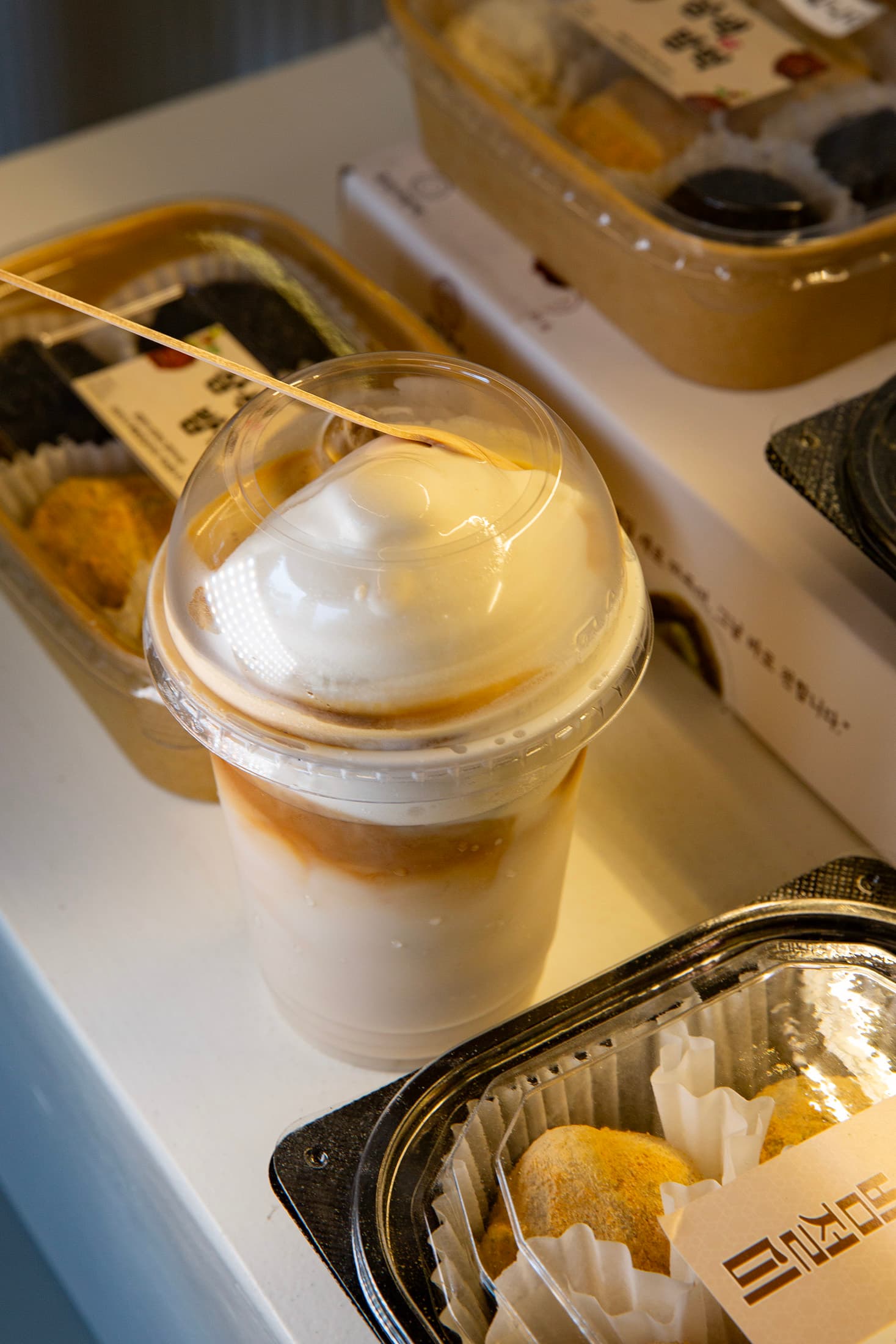 「栗子拿鐵」散發濃郁堅果香氣，是店內人氣招牌飲品之一。（7,000韓元／杯，約NT$142）