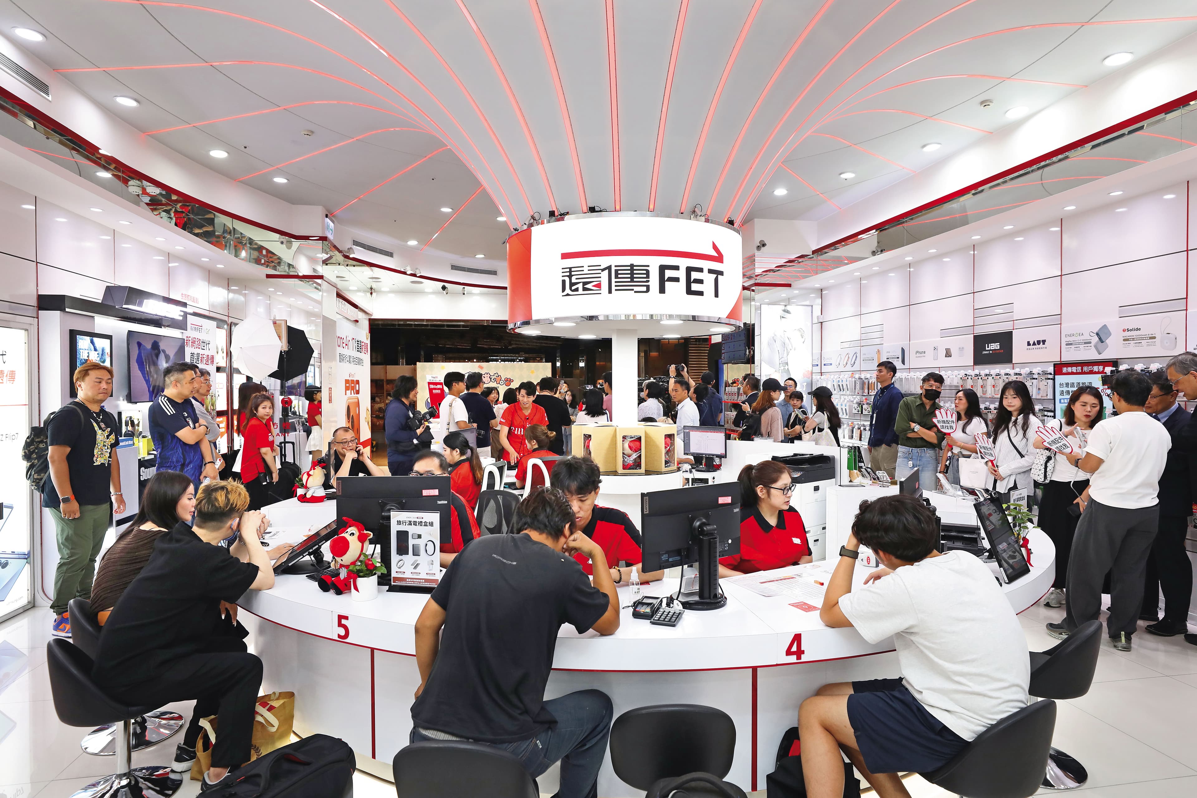 電信業2018年掀起的4G 499之亂，至今仍讓電信三雄餘悸猶存。