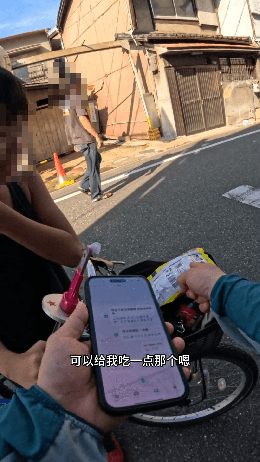 他在路上搭訕日本小朋友，還用翻譯軟體詢問對方可不可讓他吃一點點零食。（翻攝自一棵樹YT頻道）