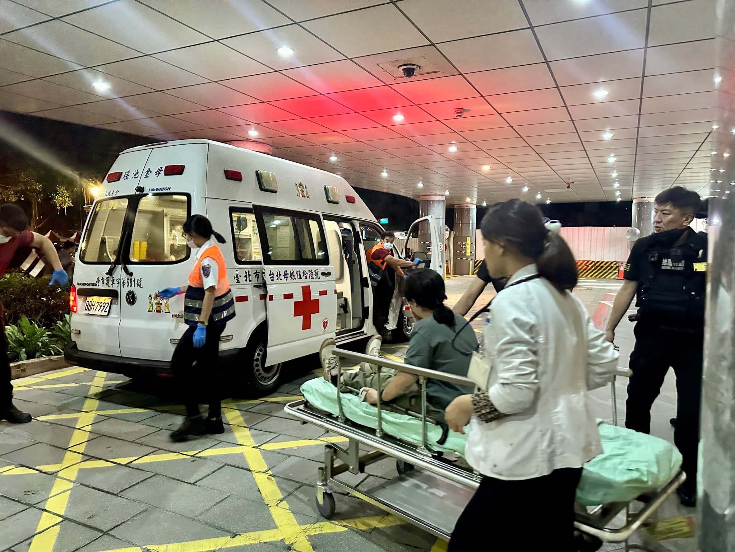 有場外民眾身體不適，被救護車送醫。