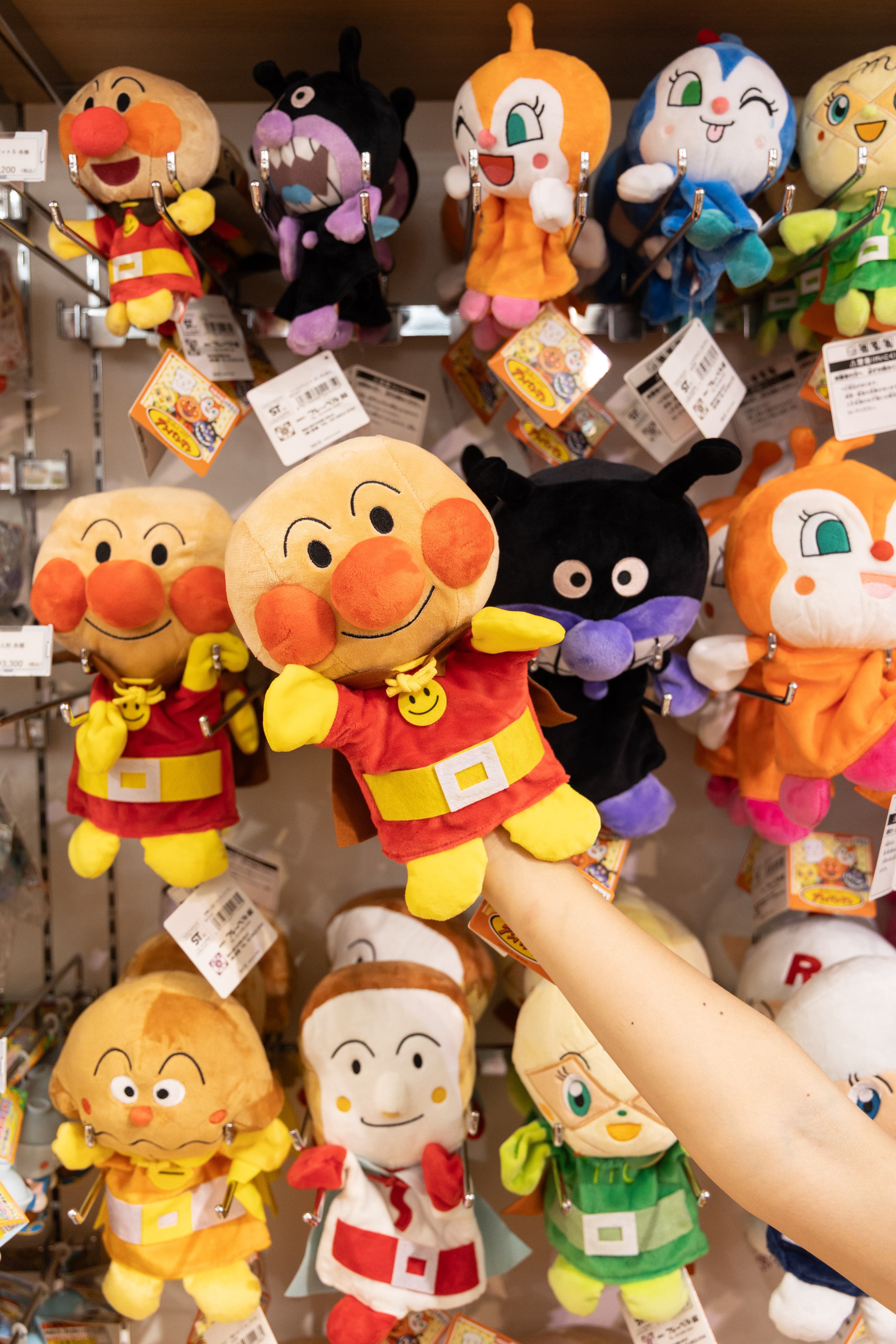 麵包超人角色「造型人形手偶」，可穿戴於手上互動，是人氣周邊商品之一。（3,300日圓／個，約NT$643）