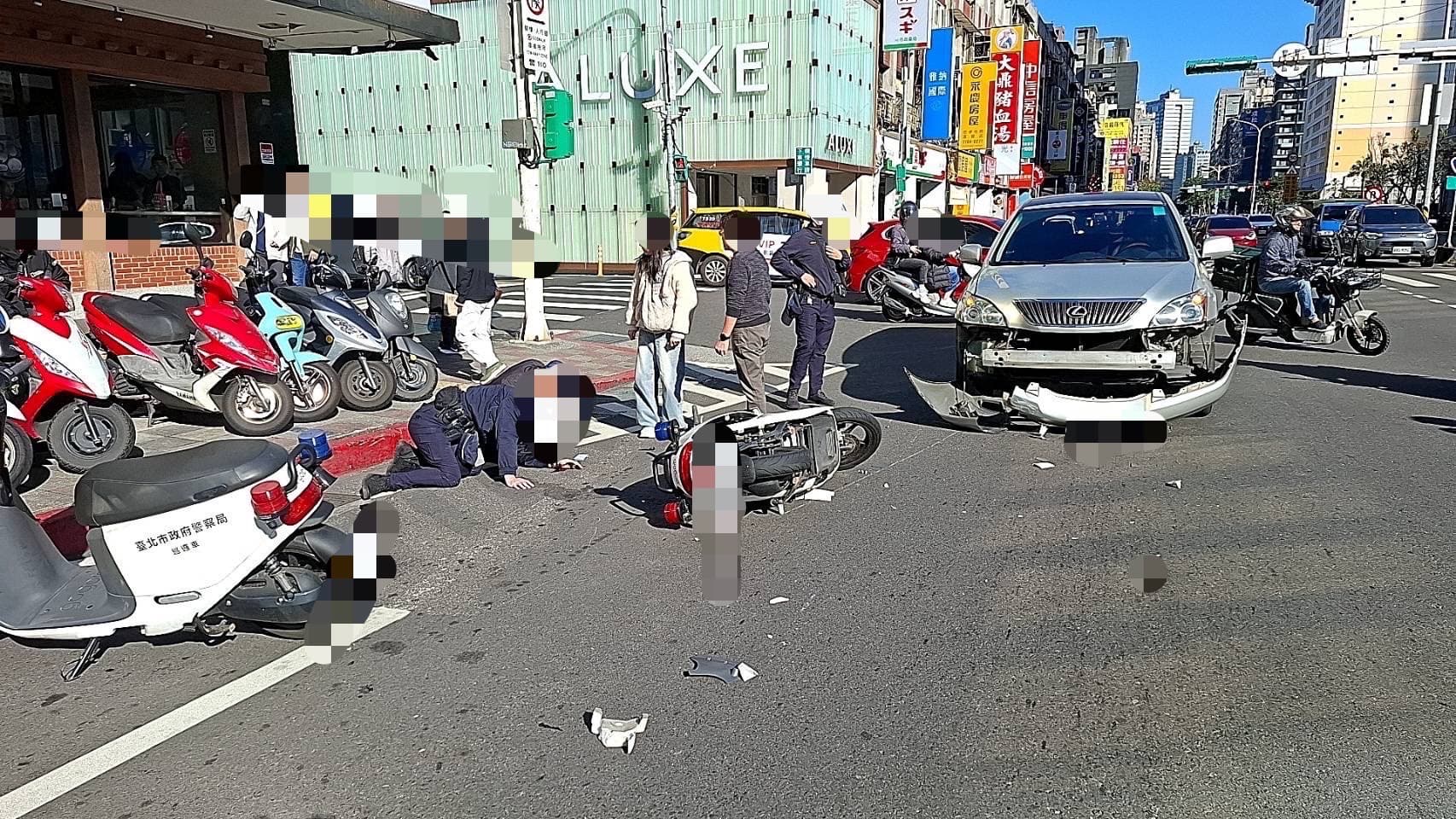 員警遭撞飛，坐臥在地非常痛苦，所幸送醫後無大礙。（翻攝畫面）