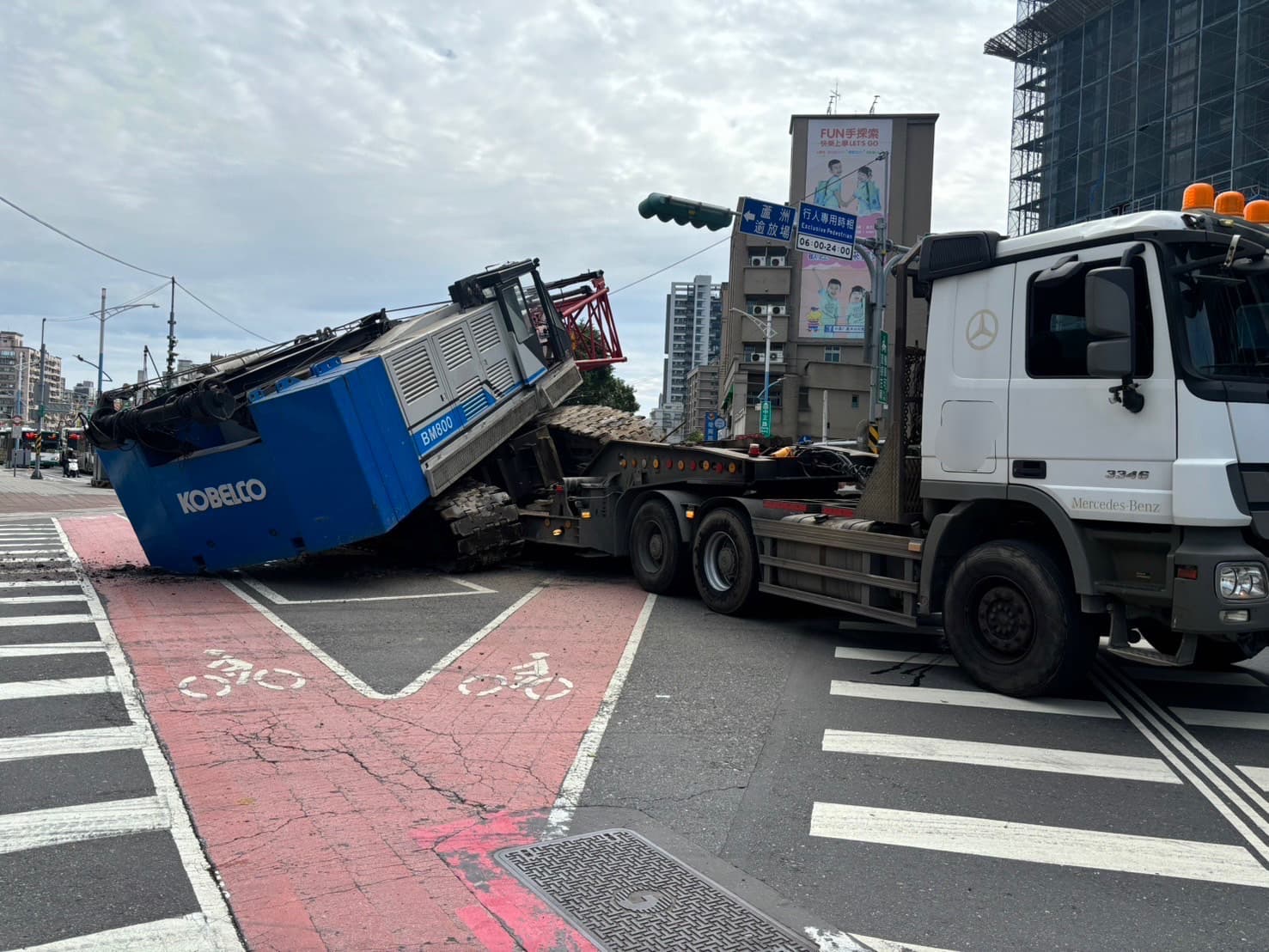蘆洲1具吊車自聯結車上滑落，畫面驚險。（警方提供）