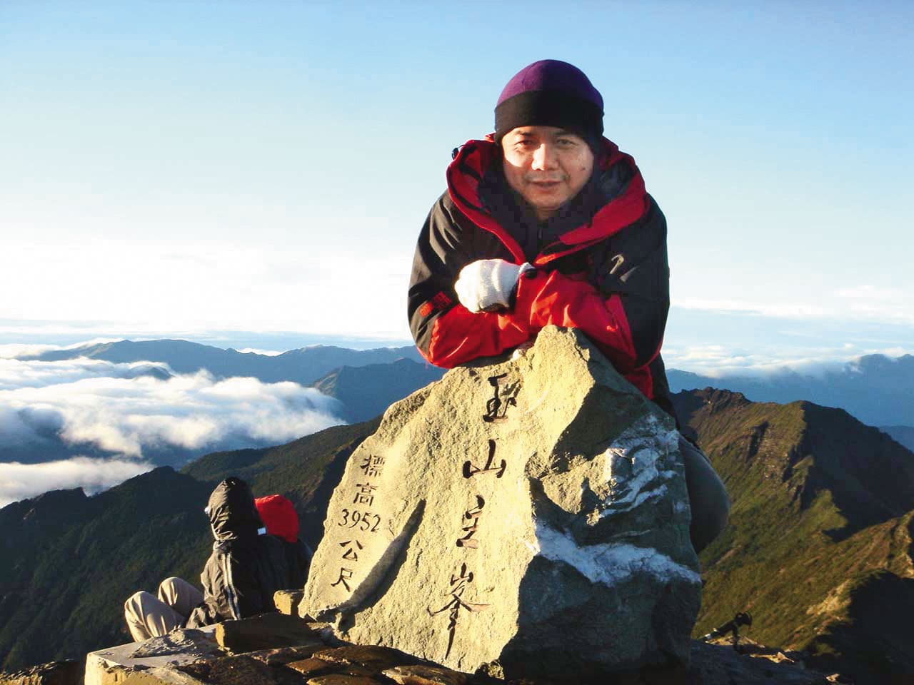 創業不斷自我挑戰的許銘仁，於2006年攀登玉山。（許銘仁提供）