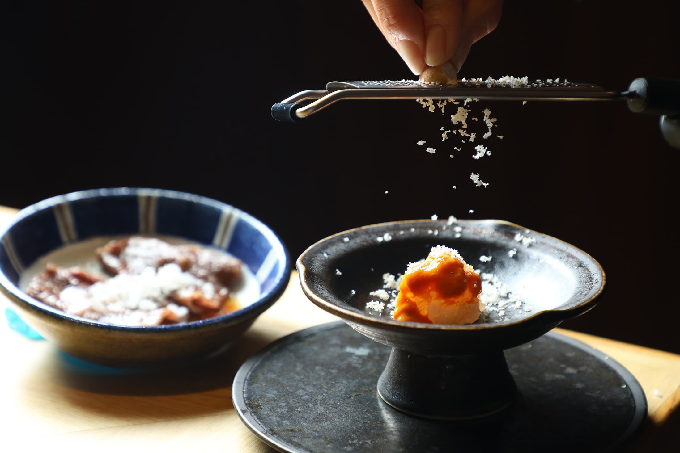 來自響海鮮特色菜的「澎湖軟絲佐夏威夷豆碎與海膽」，是許多常客心心念念的鮮甜海味。（5,580元套餐菜色）