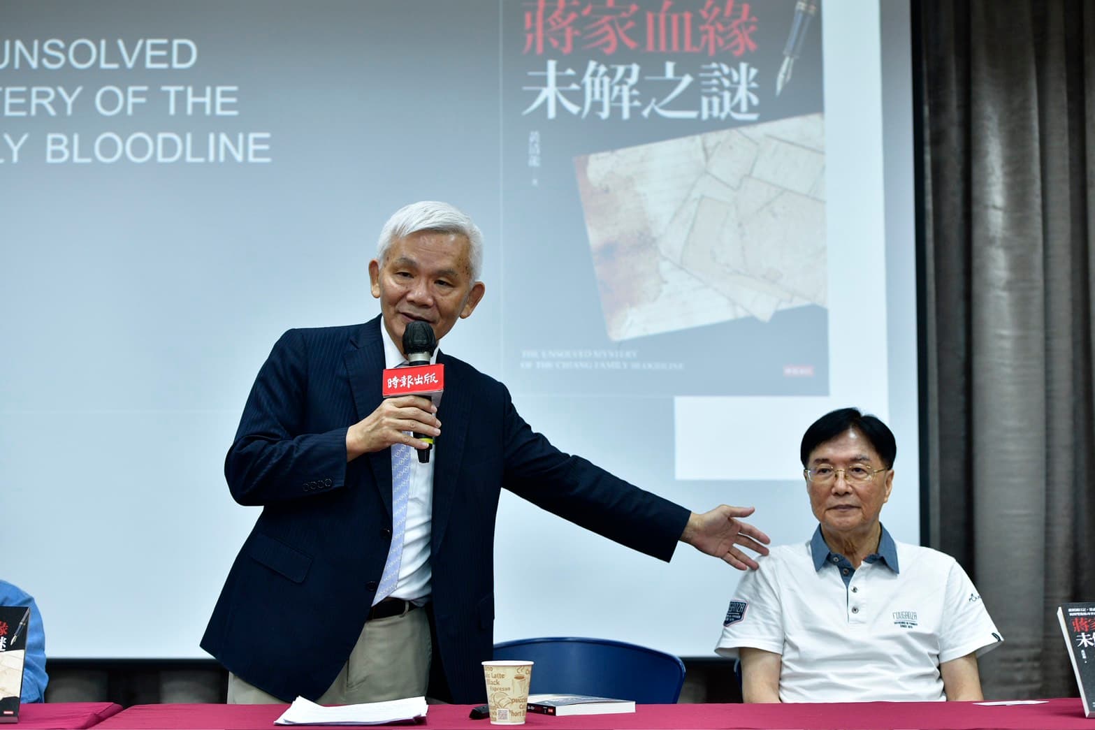黃清龍(左)進一步分析,面對蔣家血緣爭議,選擇不逃避反而可能帶來政治上的解脫。(鏡報李智為)