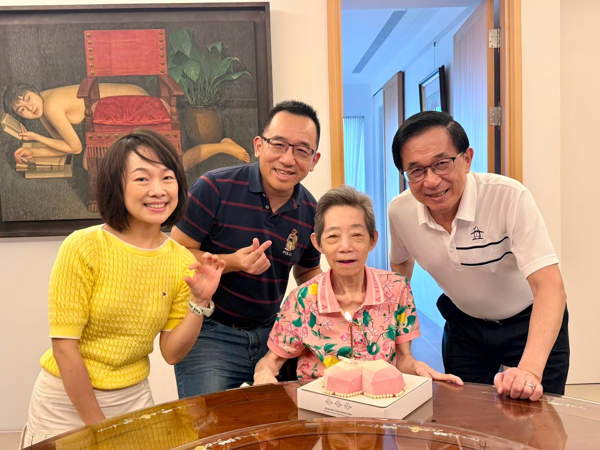 黃睿靚（左）和陳致中（左二）歷經司法及牢獄風波，婚姻一路走到今日，兩人曾與陳水扁和吳淑珍合照。（翻攝陳水扁臉書）