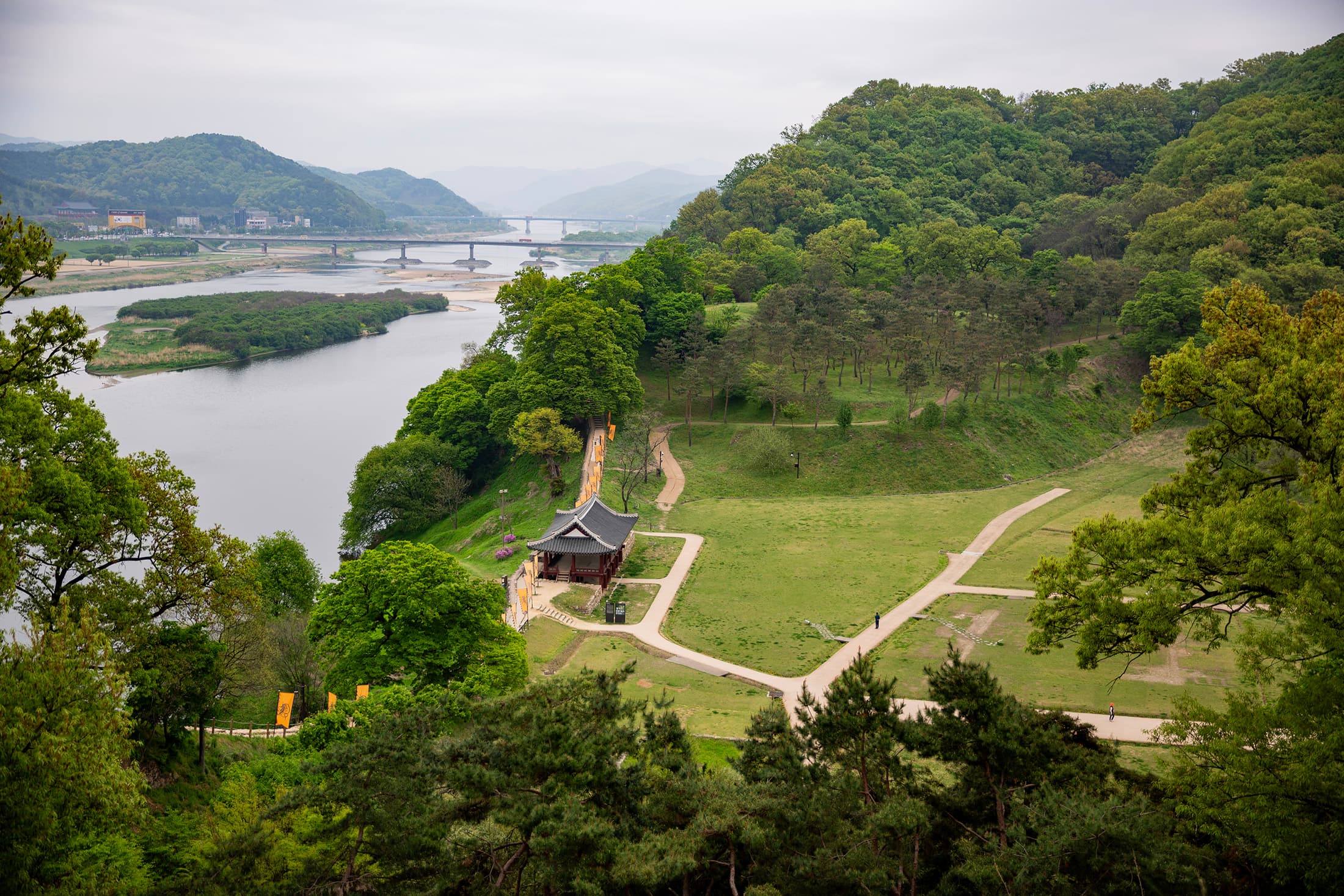 被列為世界文化遺產的公州公山城，沿著海拔110公尺的山巒修築，城牆與大自然完美融為一體。