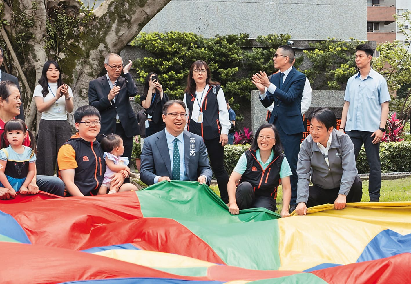 黃世杰主張市府應闢專責窗口協助企業設托育場所。圖為他與總統賴清德日前參訪林口長庚醫院附設幼兒園及托嬰中心。（翻攝總統府flickr）