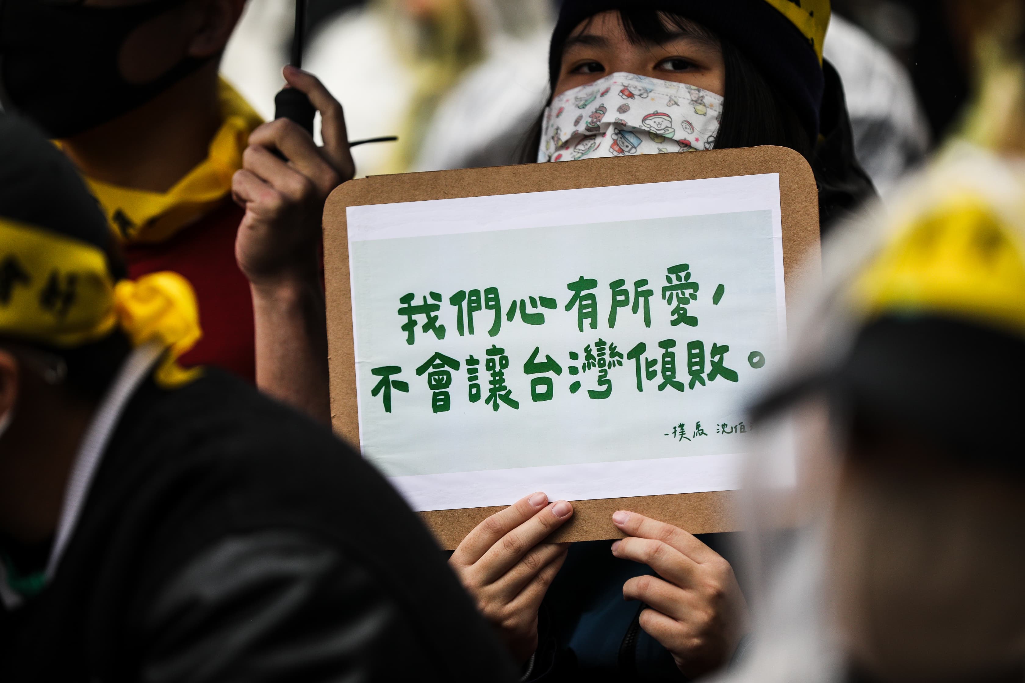 昨晚也有民眾於議場外抗議國民黨強行惡修3法。