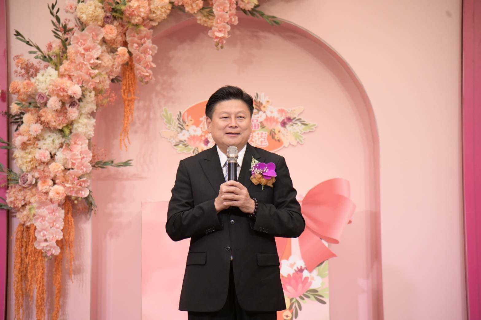 傅崐萁與徐榛蔚19日在飯店主持集團婚禮。（花蓮縣政府提供）