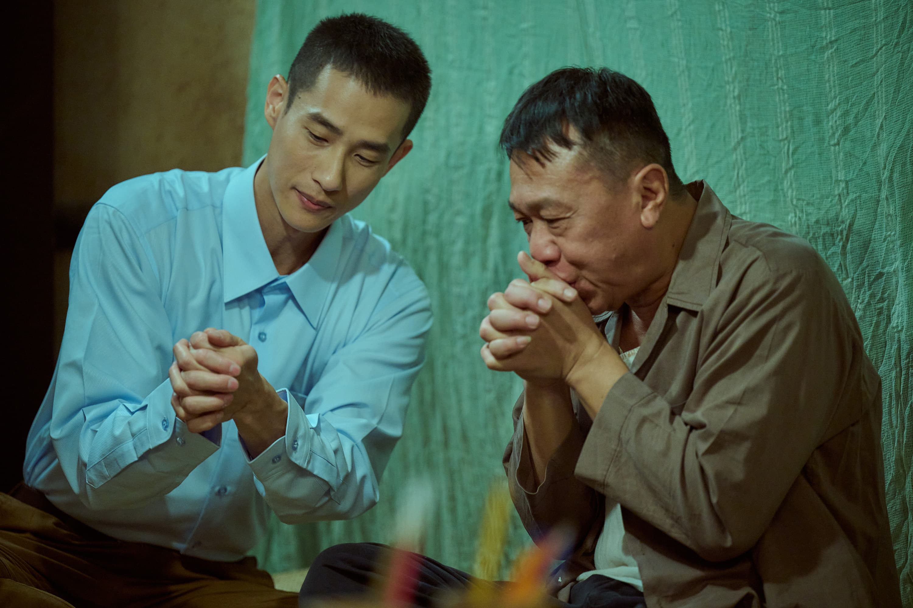游安順（右）和盧彥澤劇中以手笛作為親子互動的象徵。（台視提供）