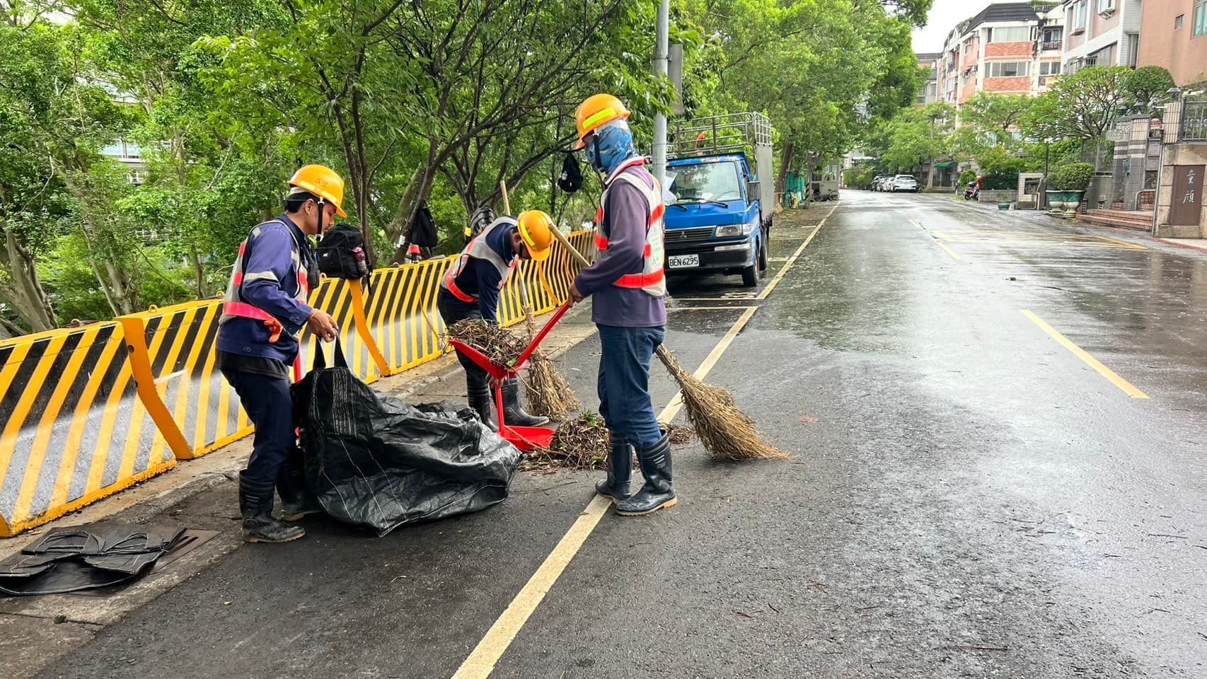 皇昌營造協助內湖瑞光公園周邊清掃。（翻攝畫面）