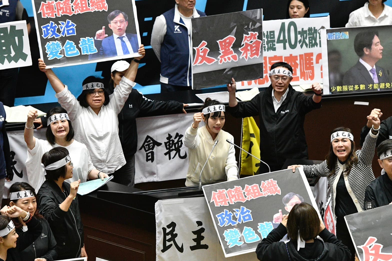 下午的會議，民進黨團4度提出散會動議均遭國民黨團、民眾黨團否決。