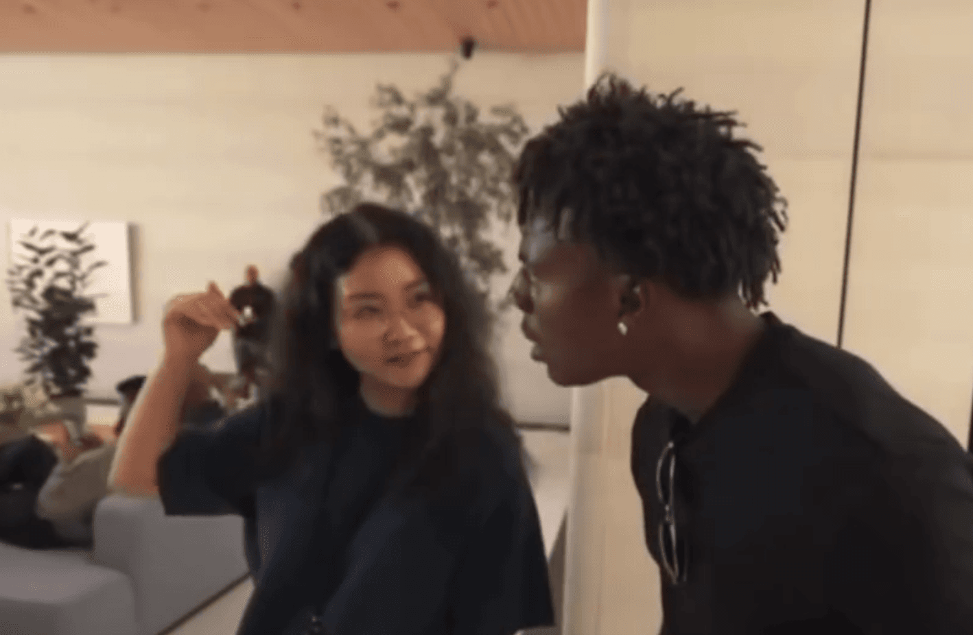 阿信遭女公關故意介紹來自中國。（翻攝自YT「IShowSpeed」）