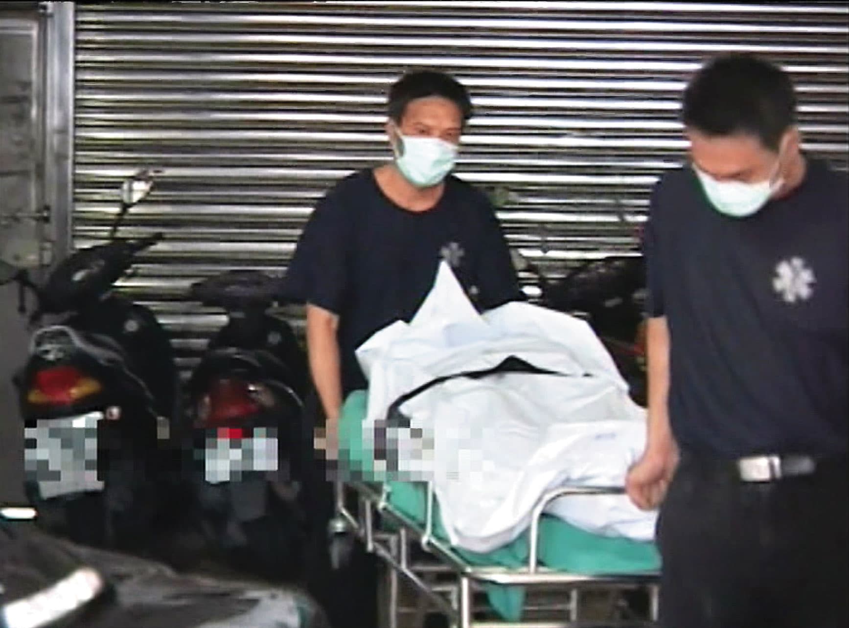 警方將死者的屍體從楊忠平住處抬出，隨後送交法醫解剖驗屍。（東森新聞提供）