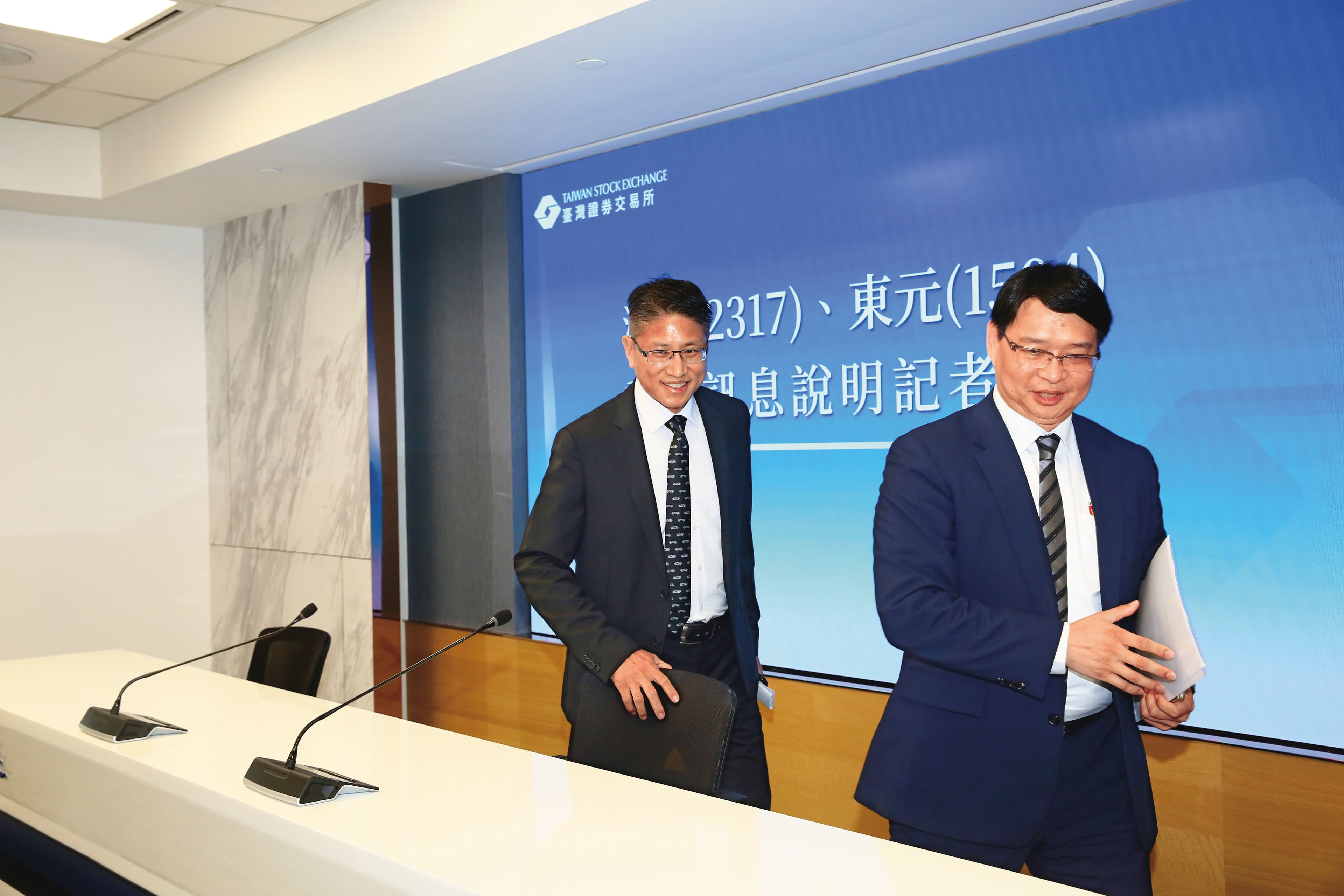 鴻海、東元喜結盟約，鴻海發言人巫俊毅（左）形容「這是一場情投意合、水到渠成的合作。」