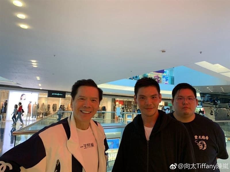 向華強（左起）與兒子向佐、向佑。（翻攝向太微博 ）