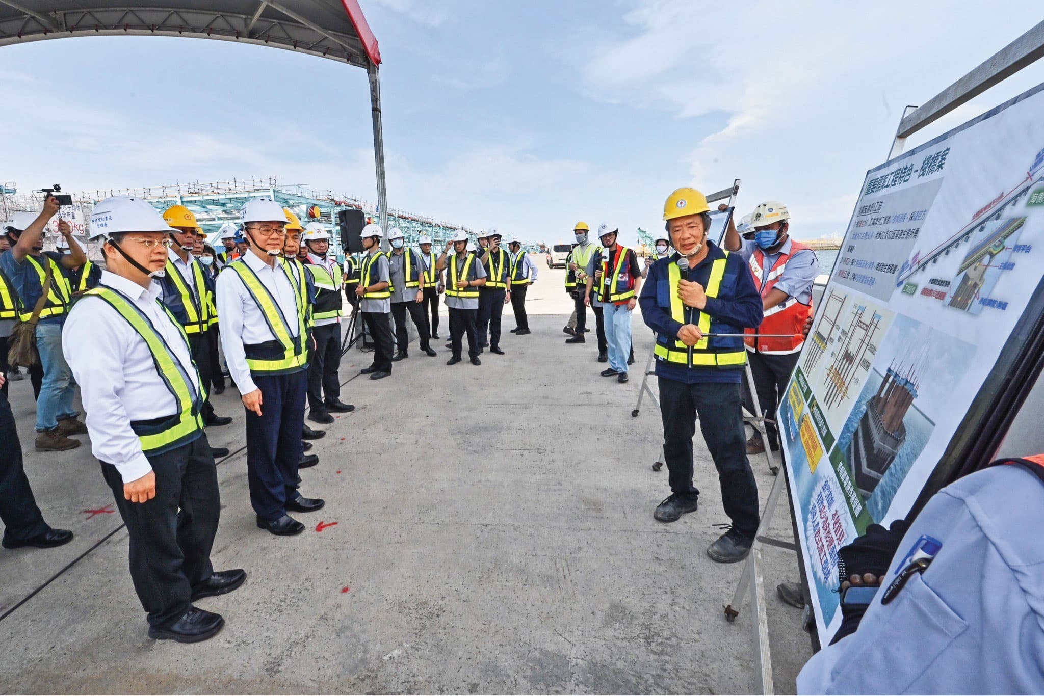 液化天然氣接收站工程攸關台灣能源穩定，行政院長卓榮泰也曾視察相關工程進度。（翻攝行政院官網）