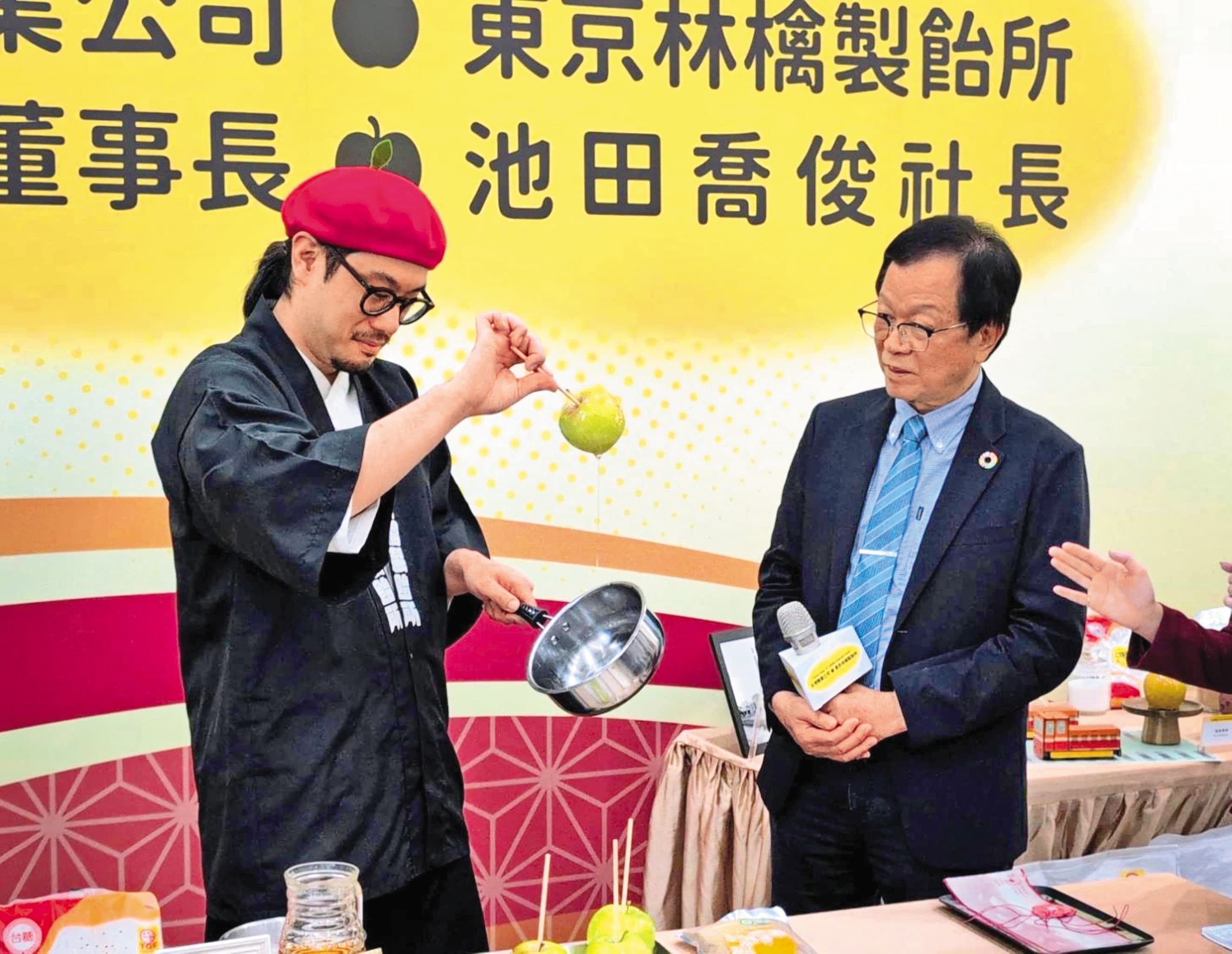 日本蘋果糖達人池田喬俊（左）去年受台糖邀請來台宣傳。（翻攝台糖官網）