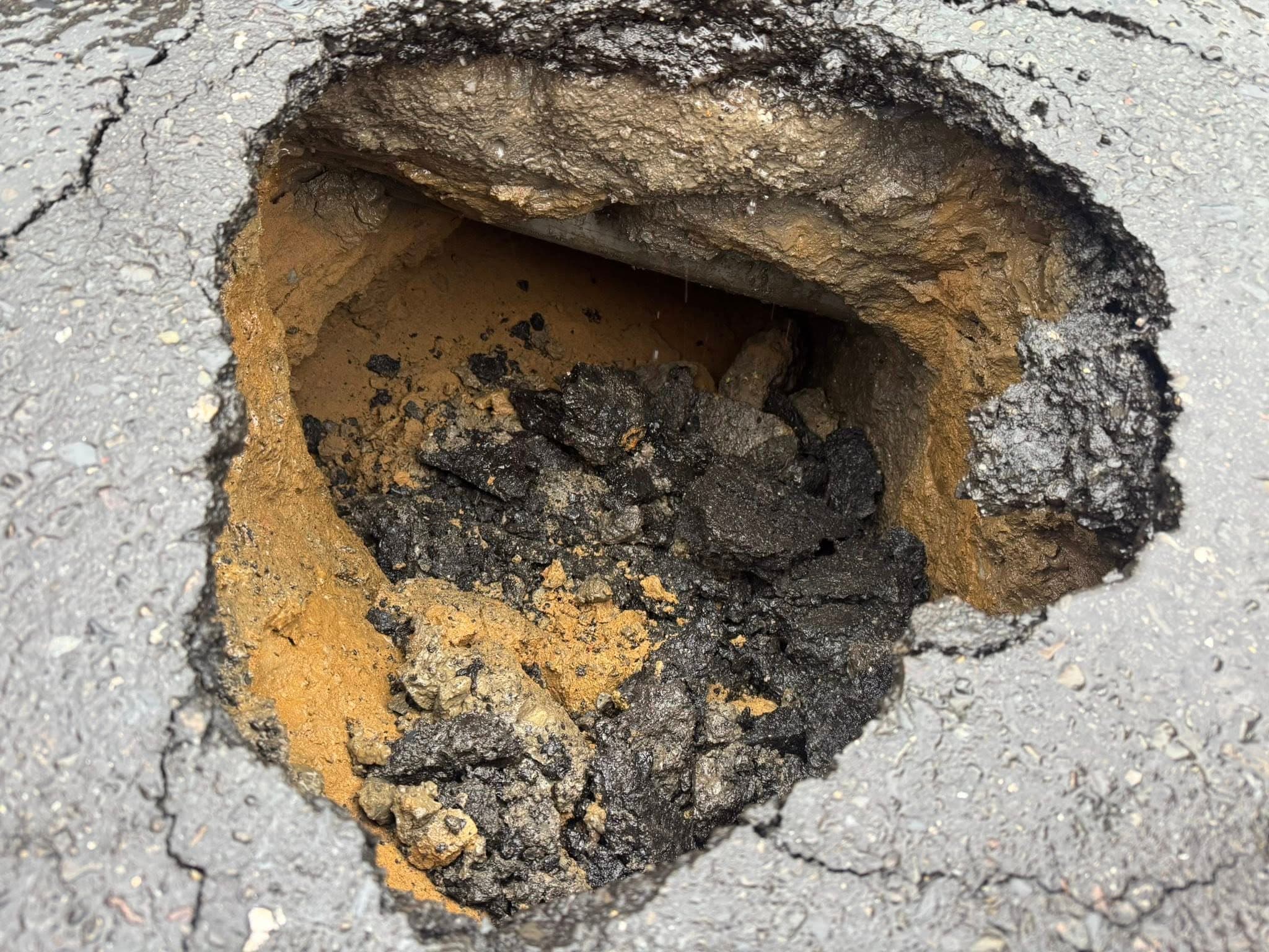 基隆中山區中和路與復興路口出現深約1公尺、長寬40公分的坑洞（翻攝自臉書@施偉政）