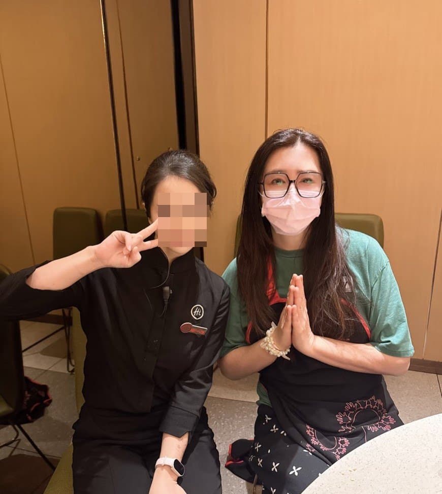 王祖賢與海底撈員工合照。（翻攝小紅書）