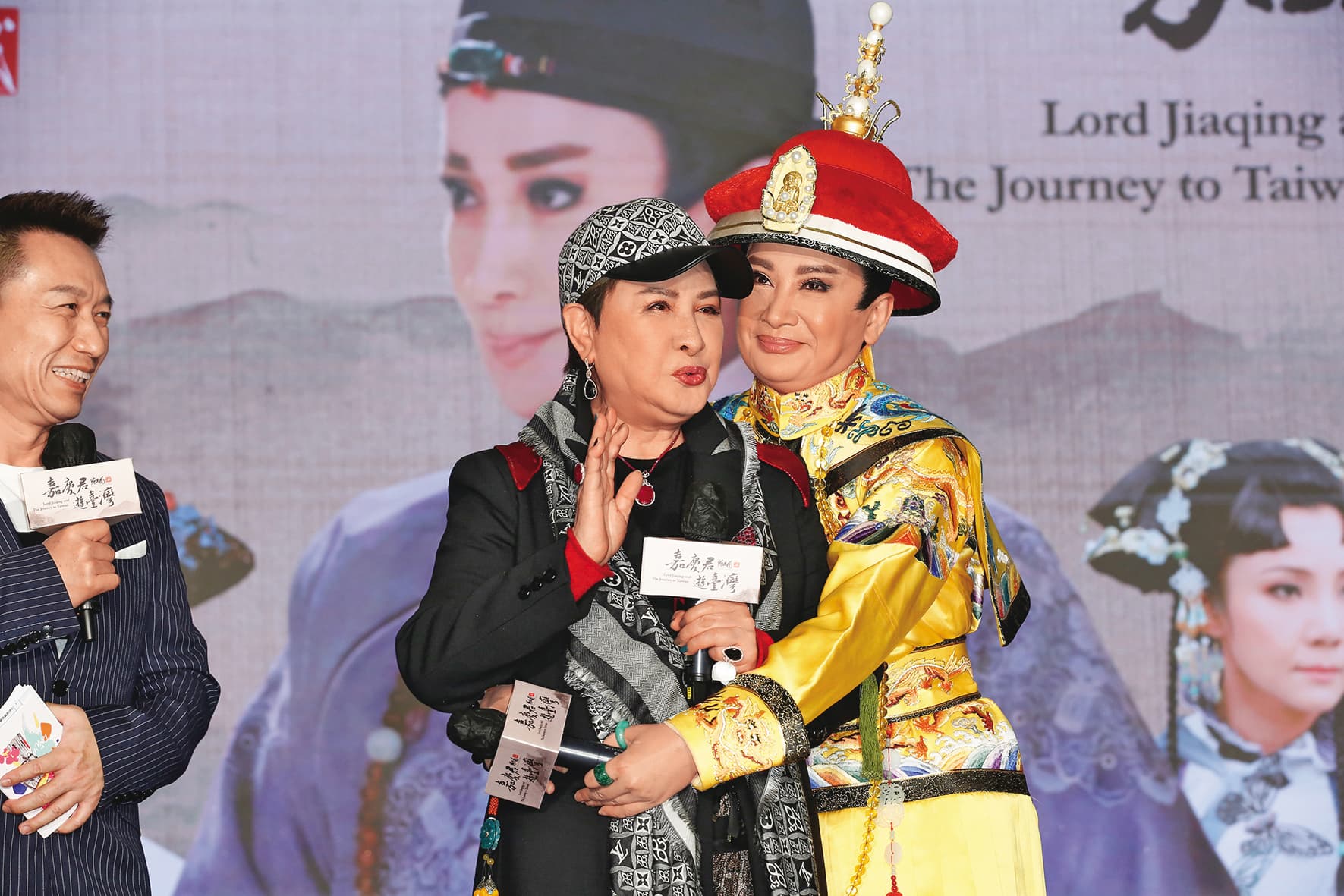 《嘉慶君遊台灣》首映會，楊麗花（左）特來鼓勵，讓愛徒陳亞蘭（右）好感動。
