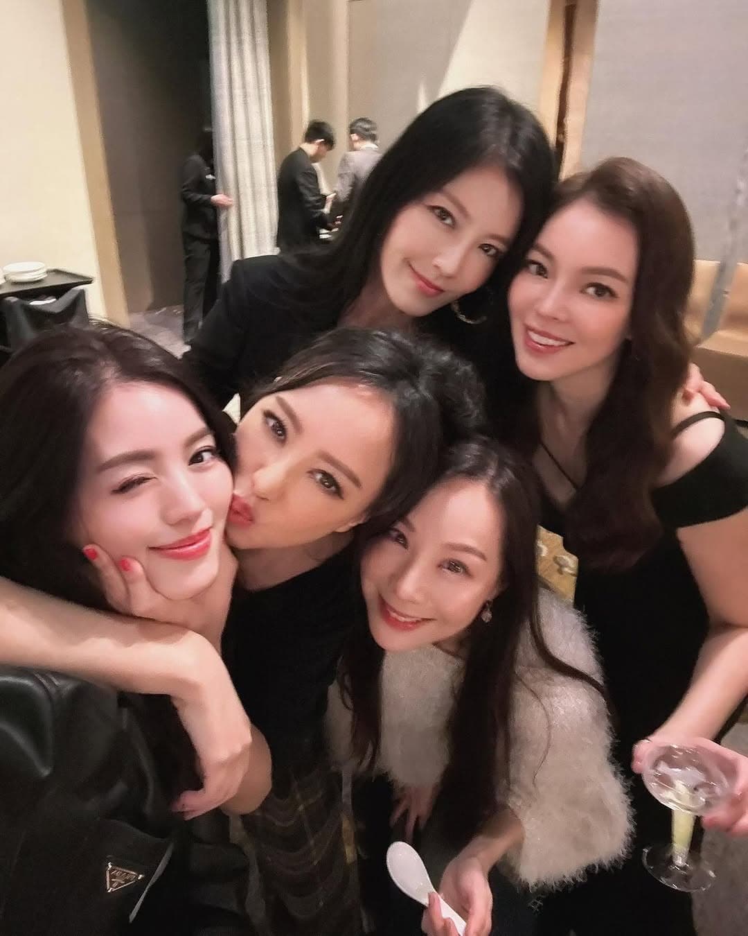 林牧潔、關穎、曾馨瑩、林熙蕾等人開心自拍。（翻攝關穎IG）