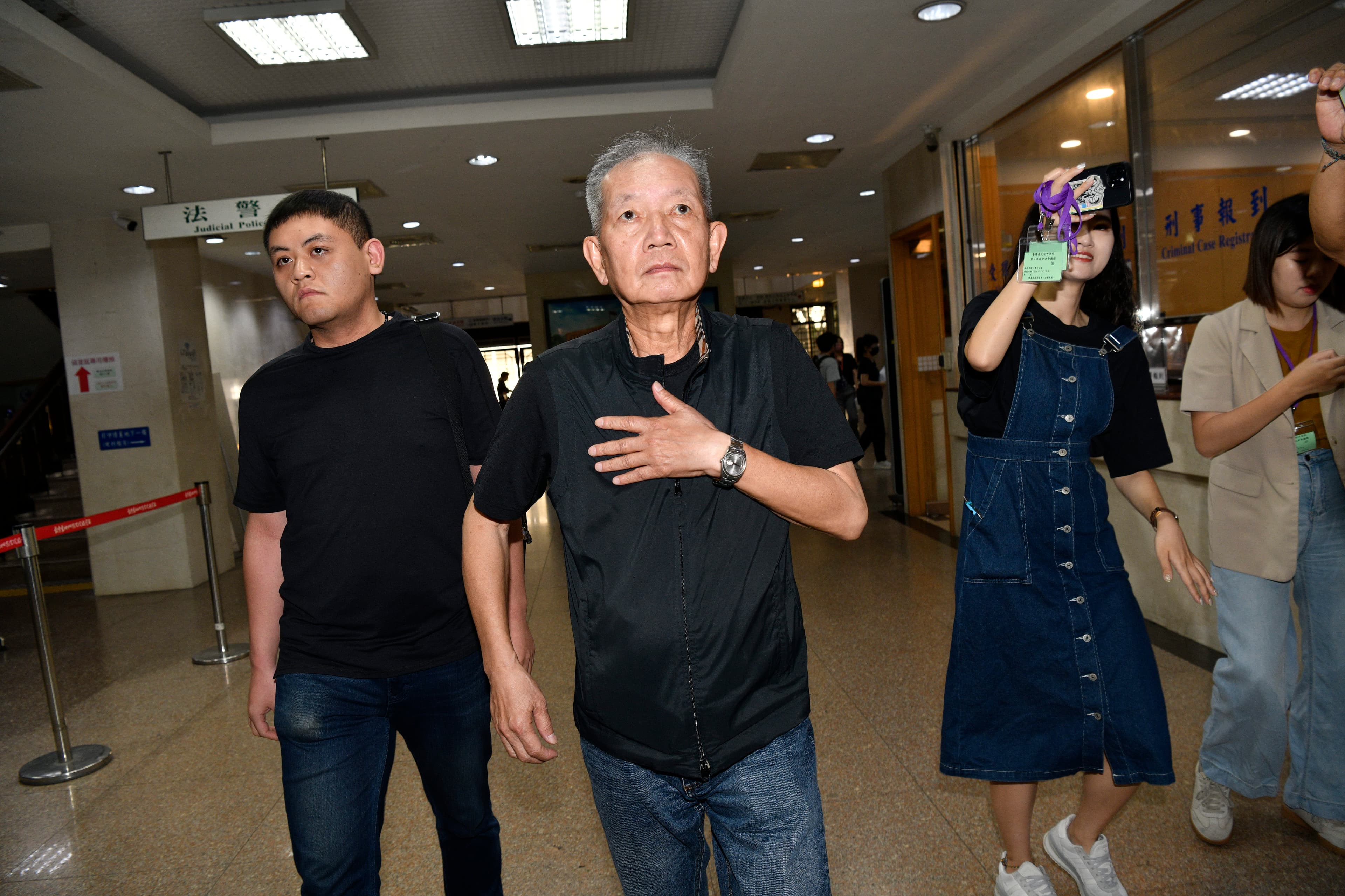 邱清章當年送300萬元到市長室，柯文哲踩著飛輪收下。（鏡報李智為）