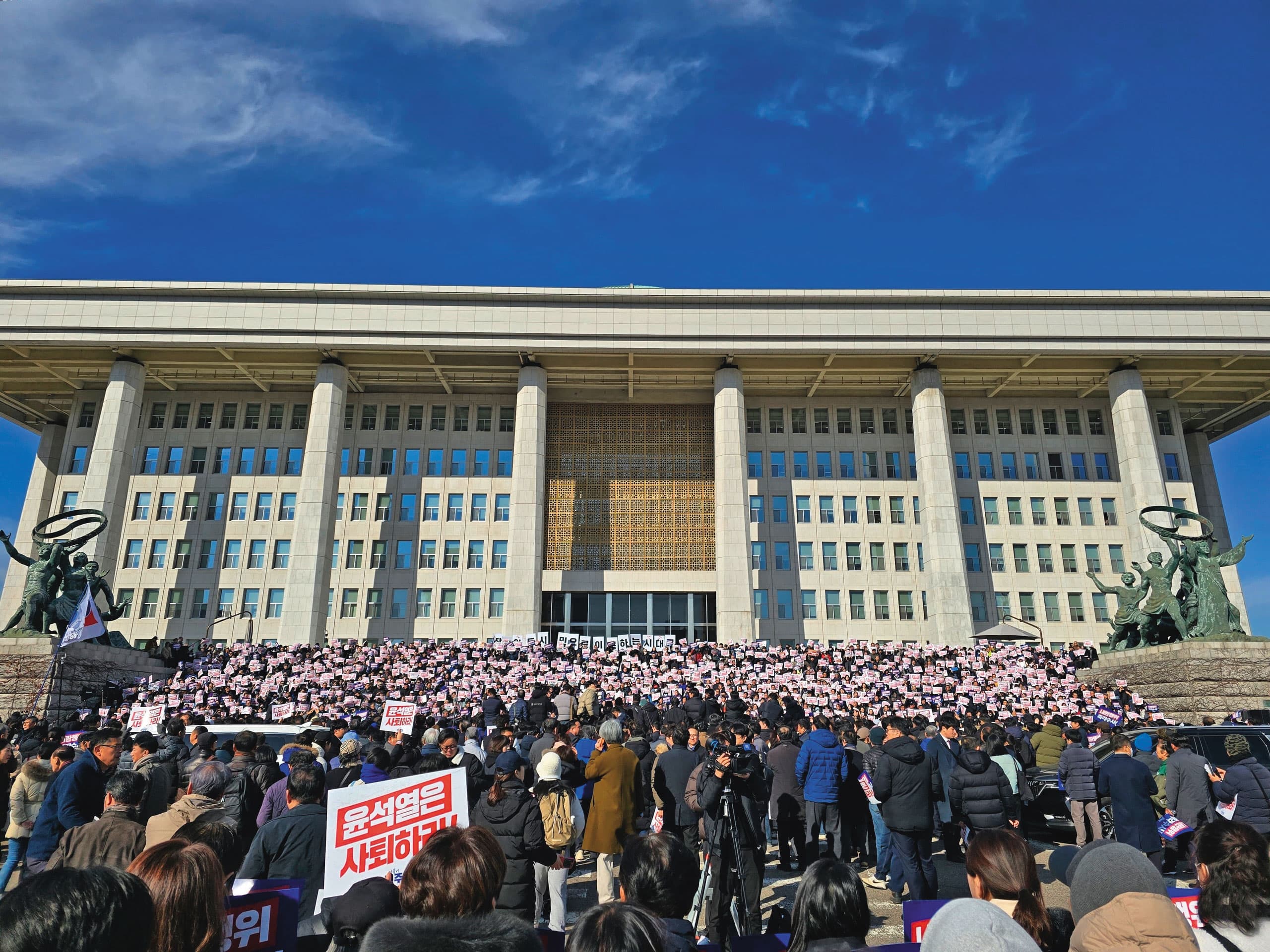朝野議員全票通過解除戒嚴令，國會外也聚集大批抗議民眾。（東方IC）