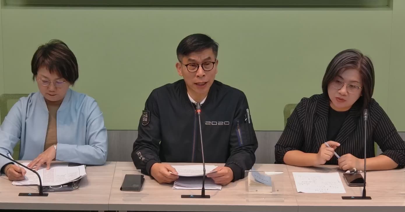 鍾佳濱今在記者會上回應國民黨團提案的看法。（翻攝自民進黨立法院黨團直播）