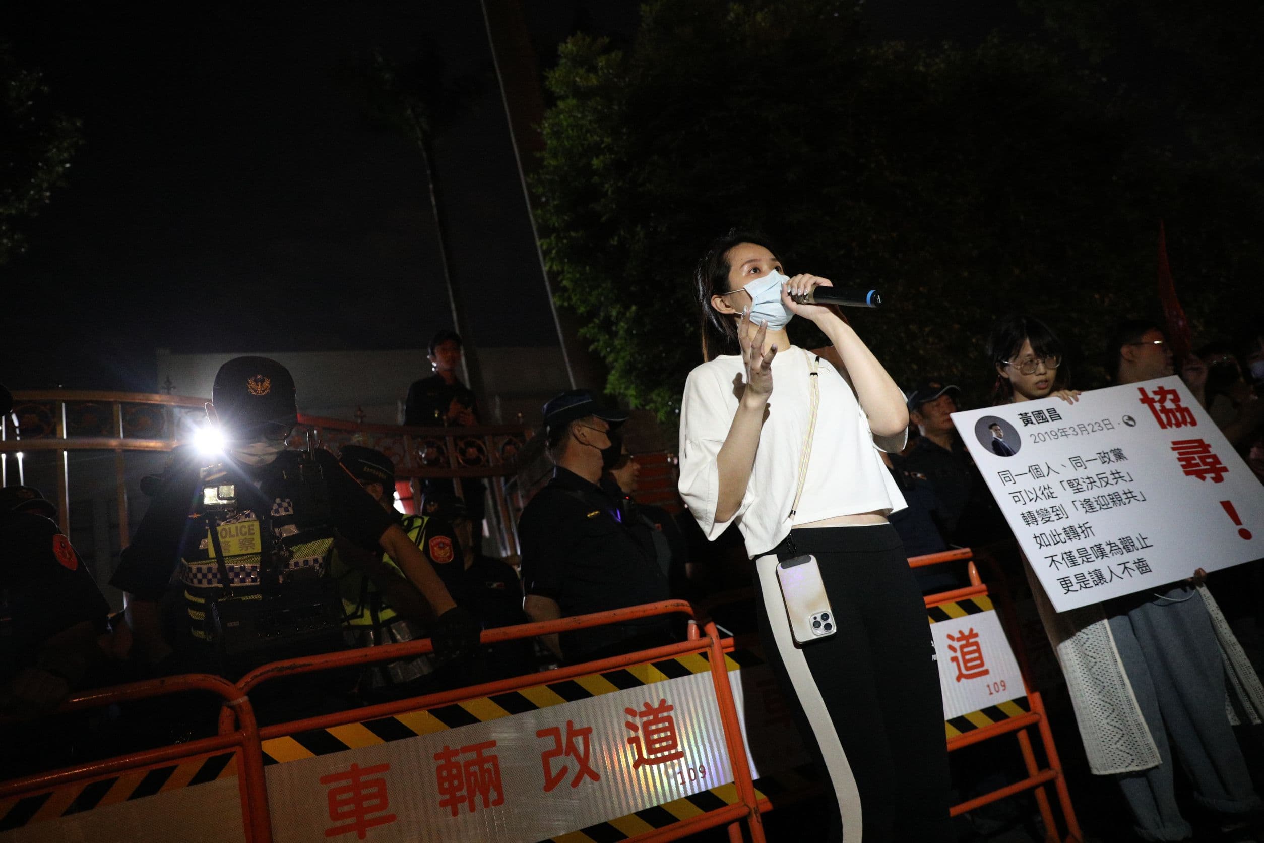 昨晚立法院大門外也聚集上百名民眾，抗議藍白推動黑箱法案。