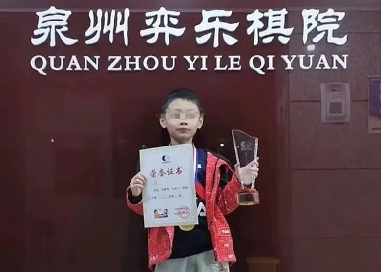 今年4月，朱宏鑫剛升上業餘6段，已是中國頂尖業餘少兒棋手之一。（翻攝畫面）