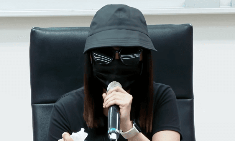 黃媽媽經歷火災後，至今仍心有餘悸，她發抖淚訴「差點燒死在裡面」。（鏡新聞提供）