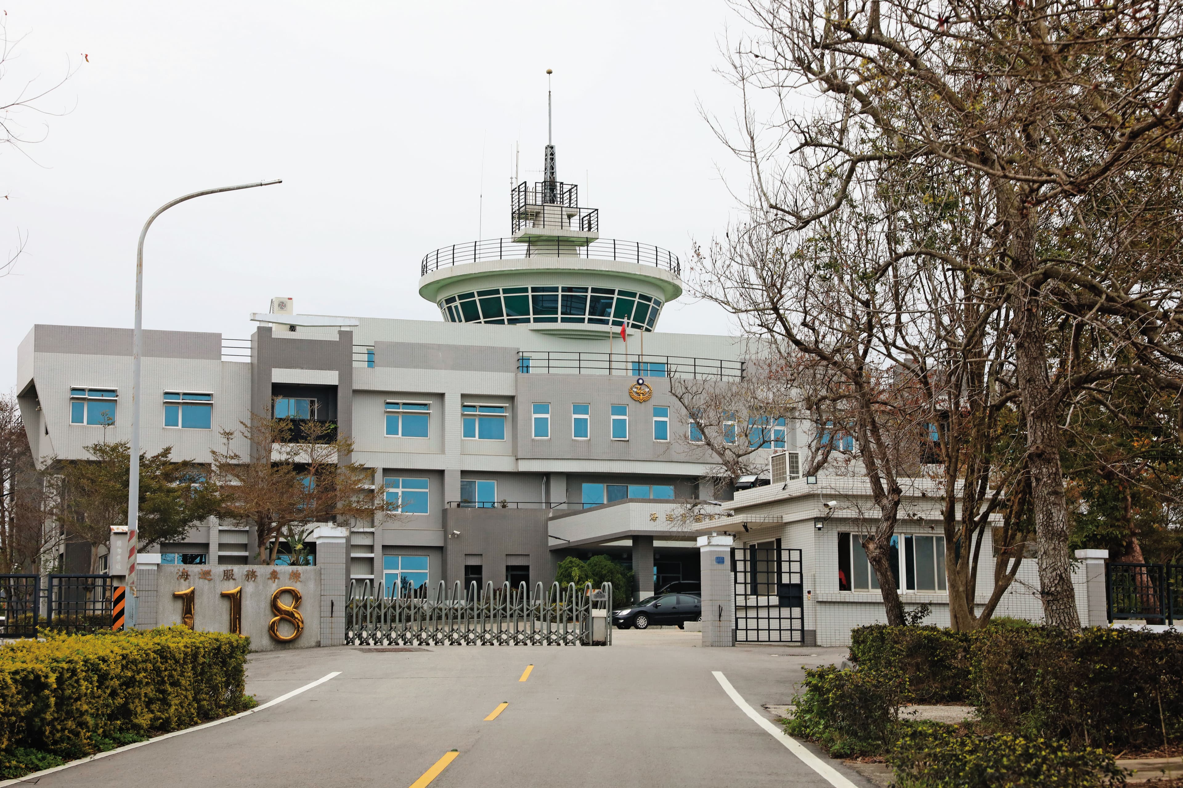 金門海巡隊事發後低調配合檢方蒐證，並將2艘出事船隻拖吊上岸，置放於其隊部中。