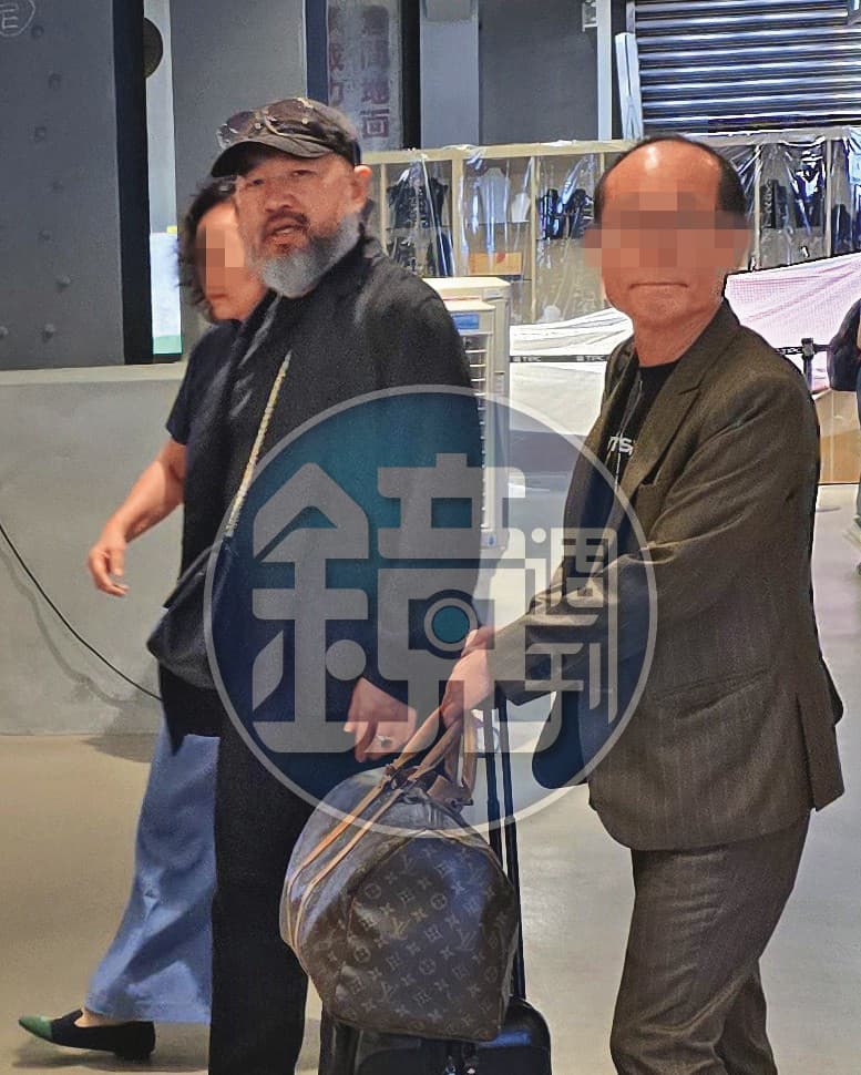辛龍（中）出現在基隆港旅客中心，他帶女兒搭郵輪遊歷日本九州、沖繩後回到台灣。