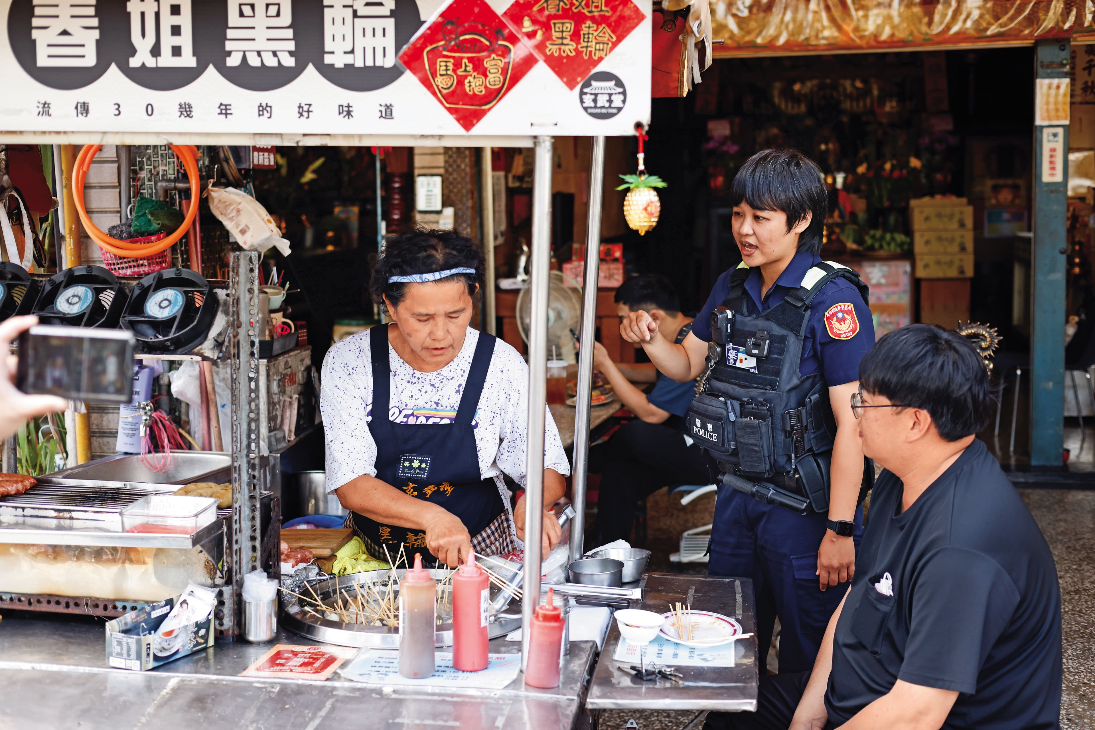 連培孜（中）平時巡邏跟民眾聊天會藉機宣導防詐，提醒他們要注意新的詐騙手法。