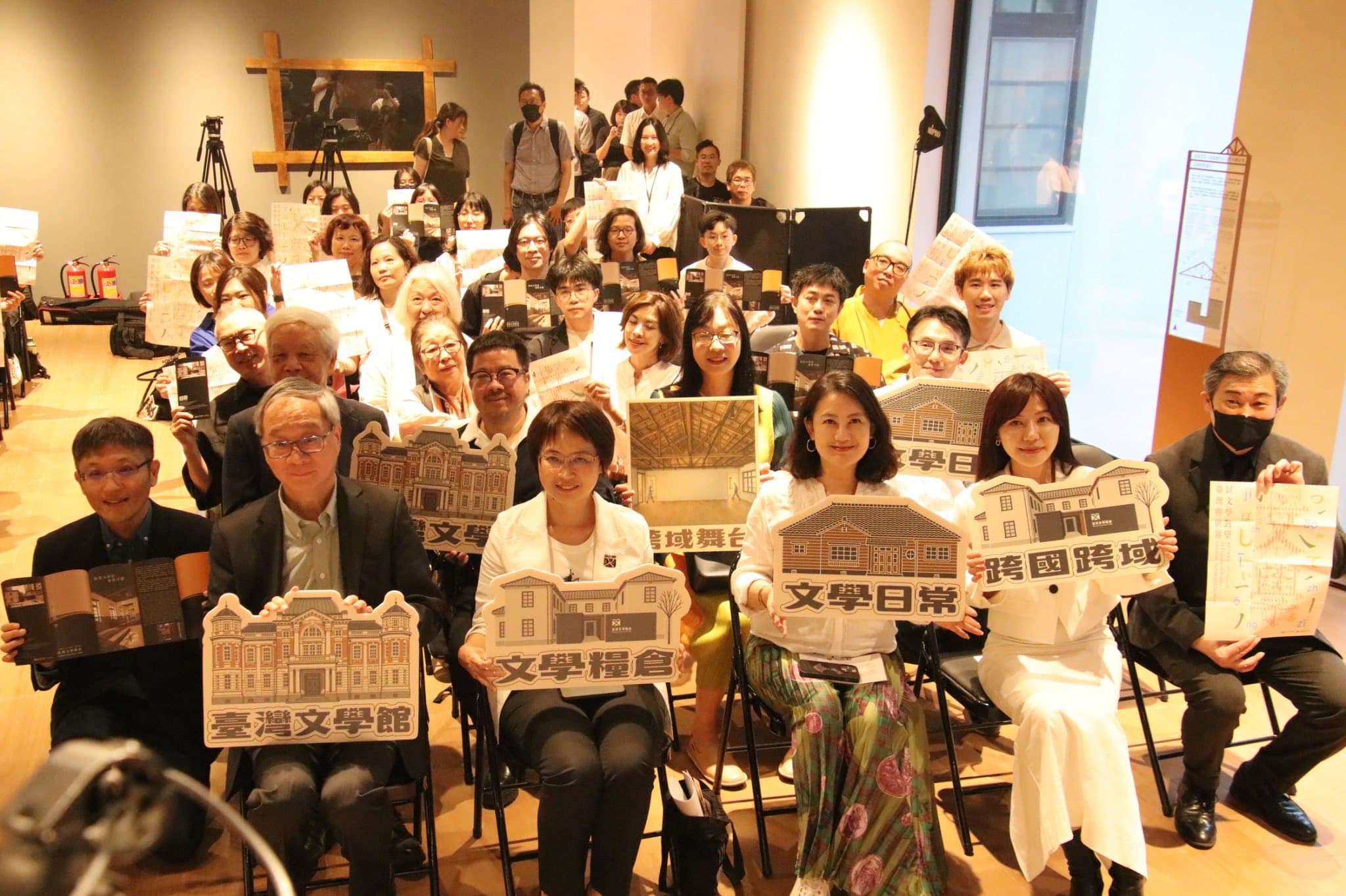 吳思瑤、吳沛憶（前排右2、3）今上午出席台灣文學糧倉的啟用開幕典禮。（翻攝自吳思瑤臉書）