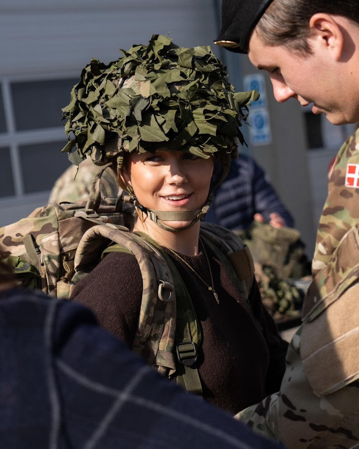 伊莎貝拉公主2025年3月曾到近衛驃騎兵團營區探訪王儲哥哥克里斯蒂安。（翻攝Det danske kongehus臉書）