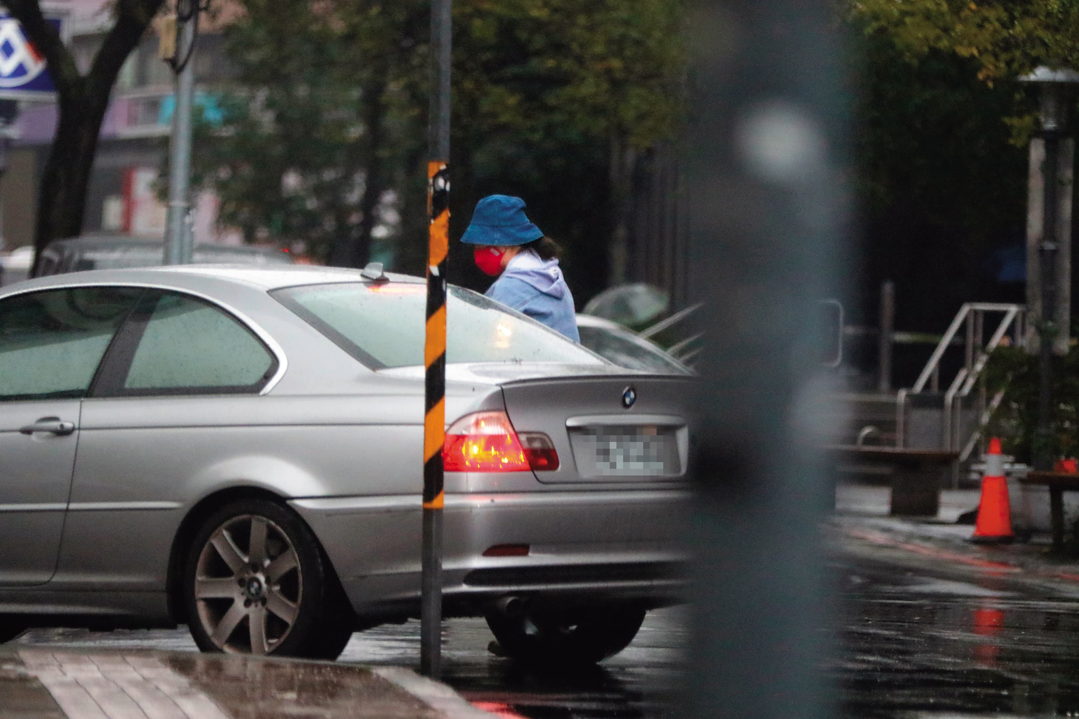 12/6 14：40 許藍方在台北移動時，常有王少偉的車接送，而且還不只一輛。