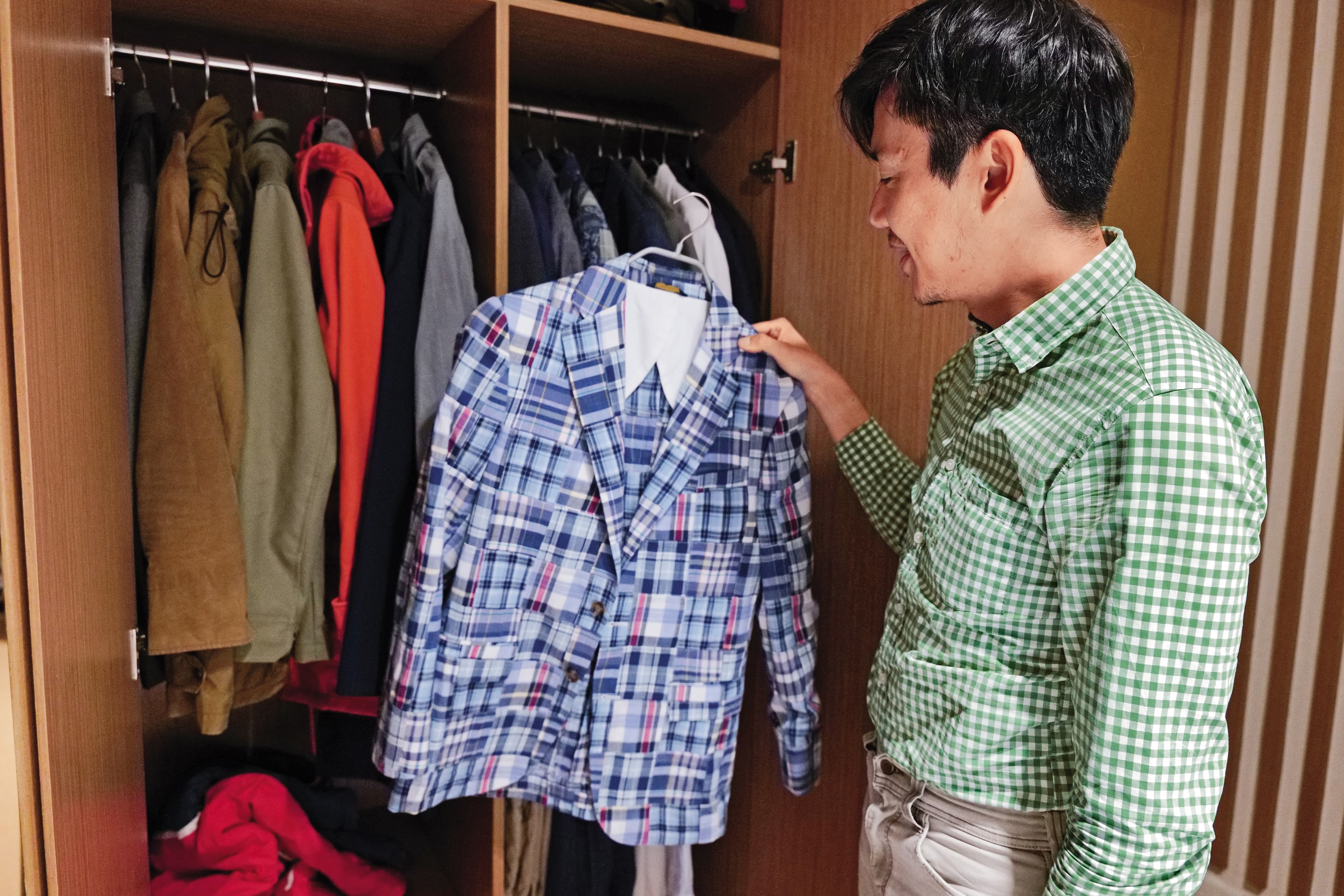 常行深衣櫃裡有一些普通衣服，也有多件花俏正裝。