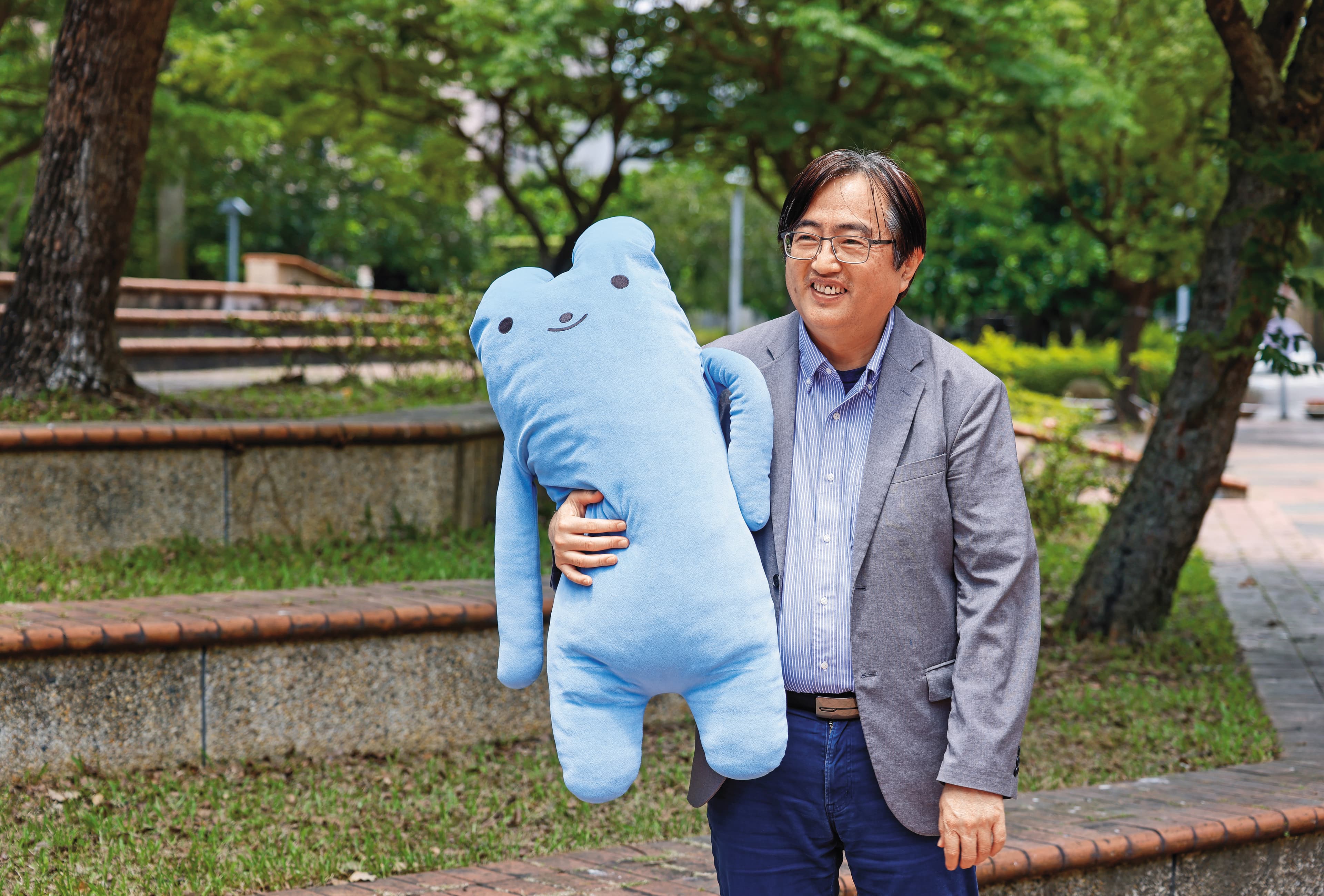 政大學務長蔡炎龍也是咖啡愛好者都知道的「爾灣咖啡小站」傳奇站長。圖中他抱著的是畢業生送給他的「炎龍兔」。