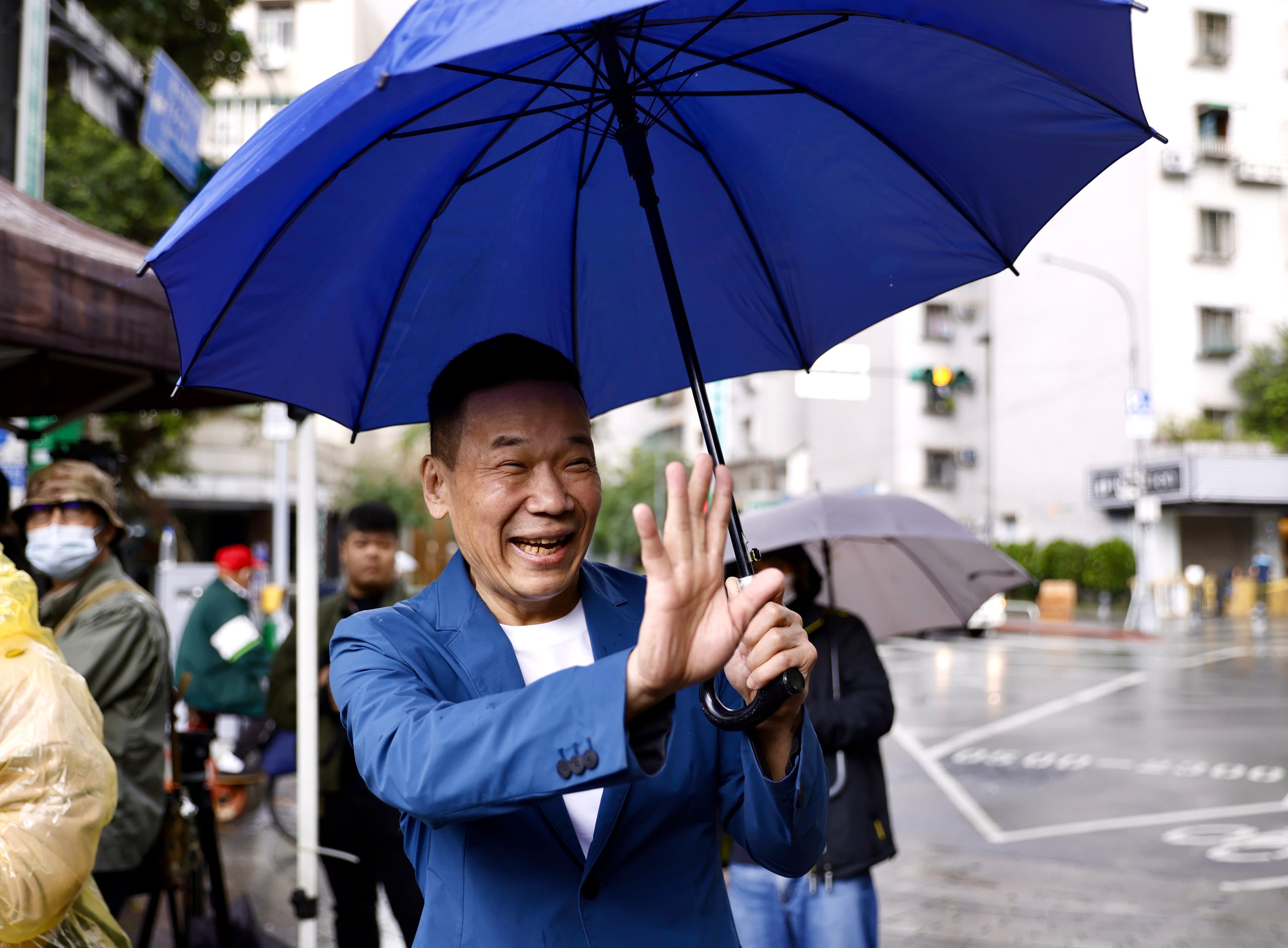 鍾小平表示，國民黨中央根本沒有動起來，沒有找他們基層來連署罷免。