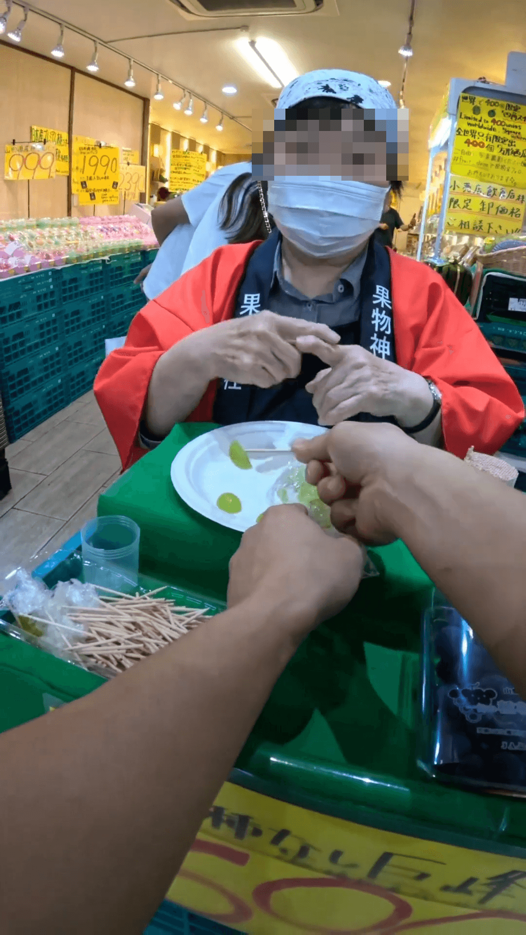 該名網紅瘋狂試吃葡萄，讓兜售的阿姨看了傻眼，不斷比出叉叉的手勢喊出「雅美」（停止）。（翻攝自一棵樹YT頻道）