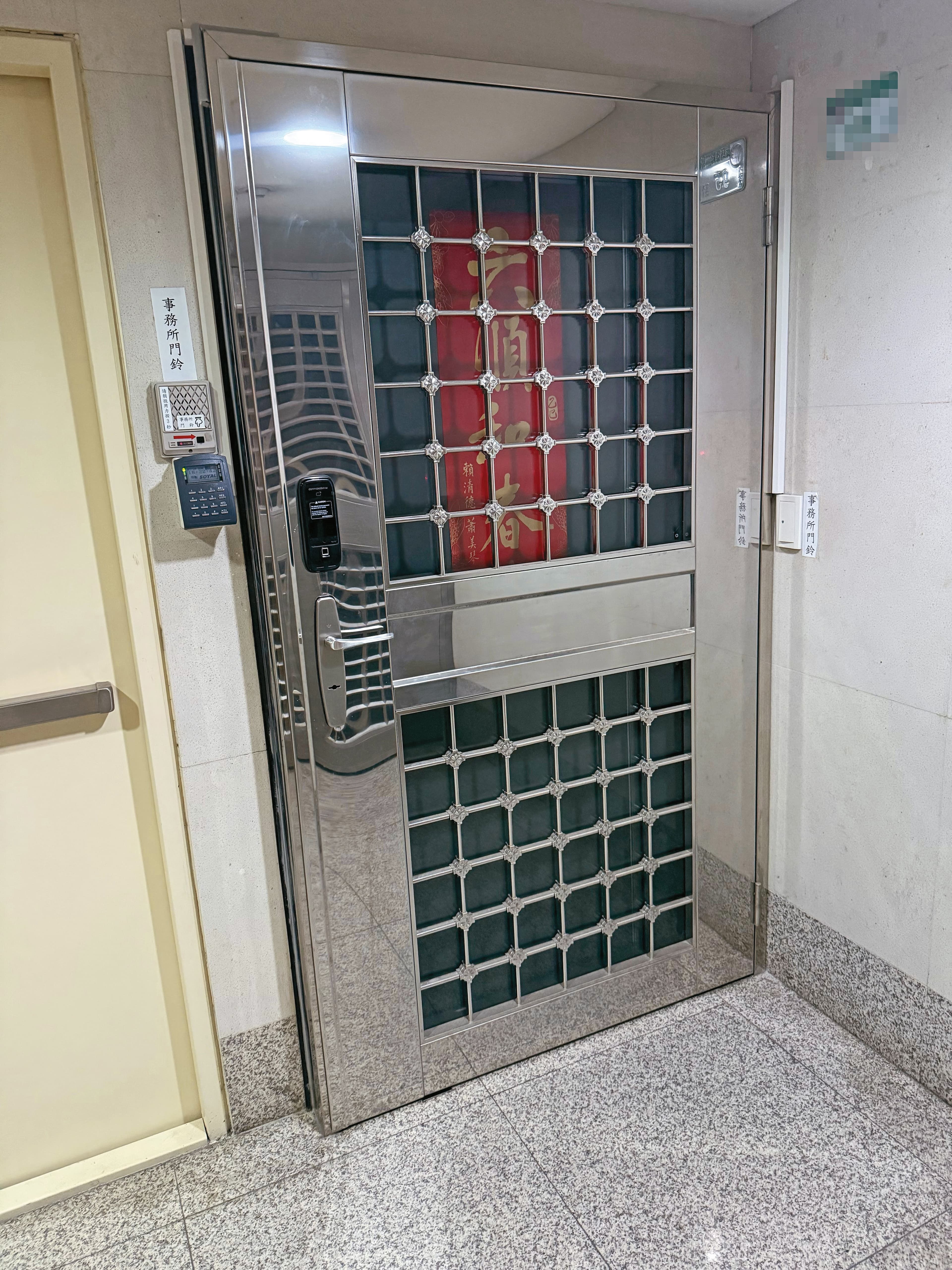 有民眾到仙塔事務所，發現大門深鎖、人去樓空。（讀者提供）