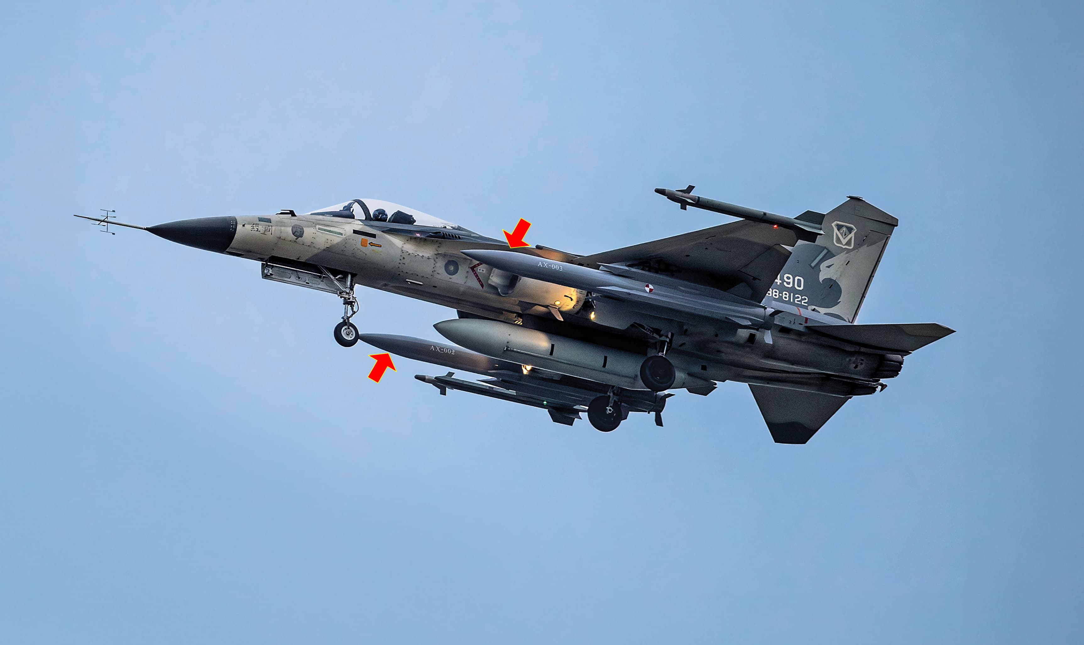 IDF掛載雄三空射型反艦飛彈（箭頭處）首次試飛成功。（翻攝IDF經國號粉專）